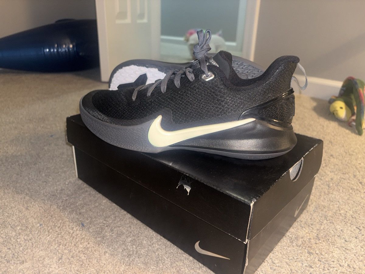 NIKE MAMBA FOCUS TB BLACK/WHITE-DARK SZ BRAND NEW