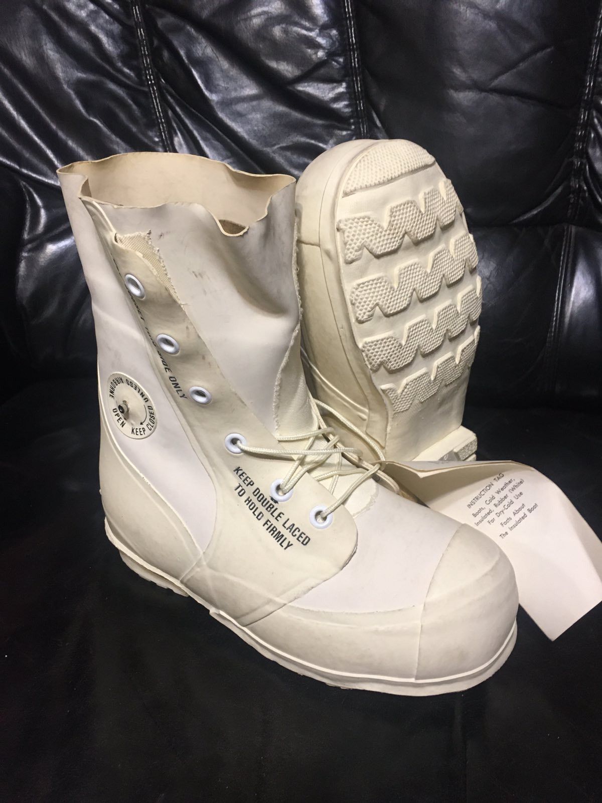 Bata Vintage 80s Mickey Mouse Boots, 7R Size US 7 / EU 40 - 4 Thumbnail