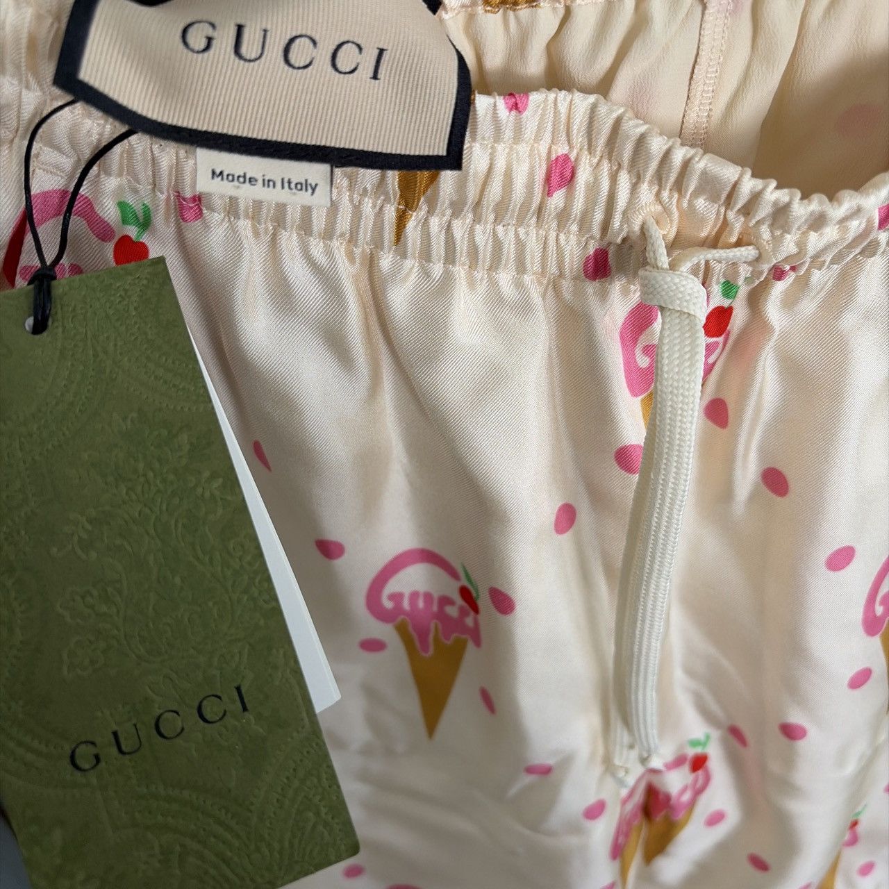 Gucci GUCCI SILK ice cream 🍨 pool cut shorts Size 27" / US 4 / IT 40 - 1 Thumbnail