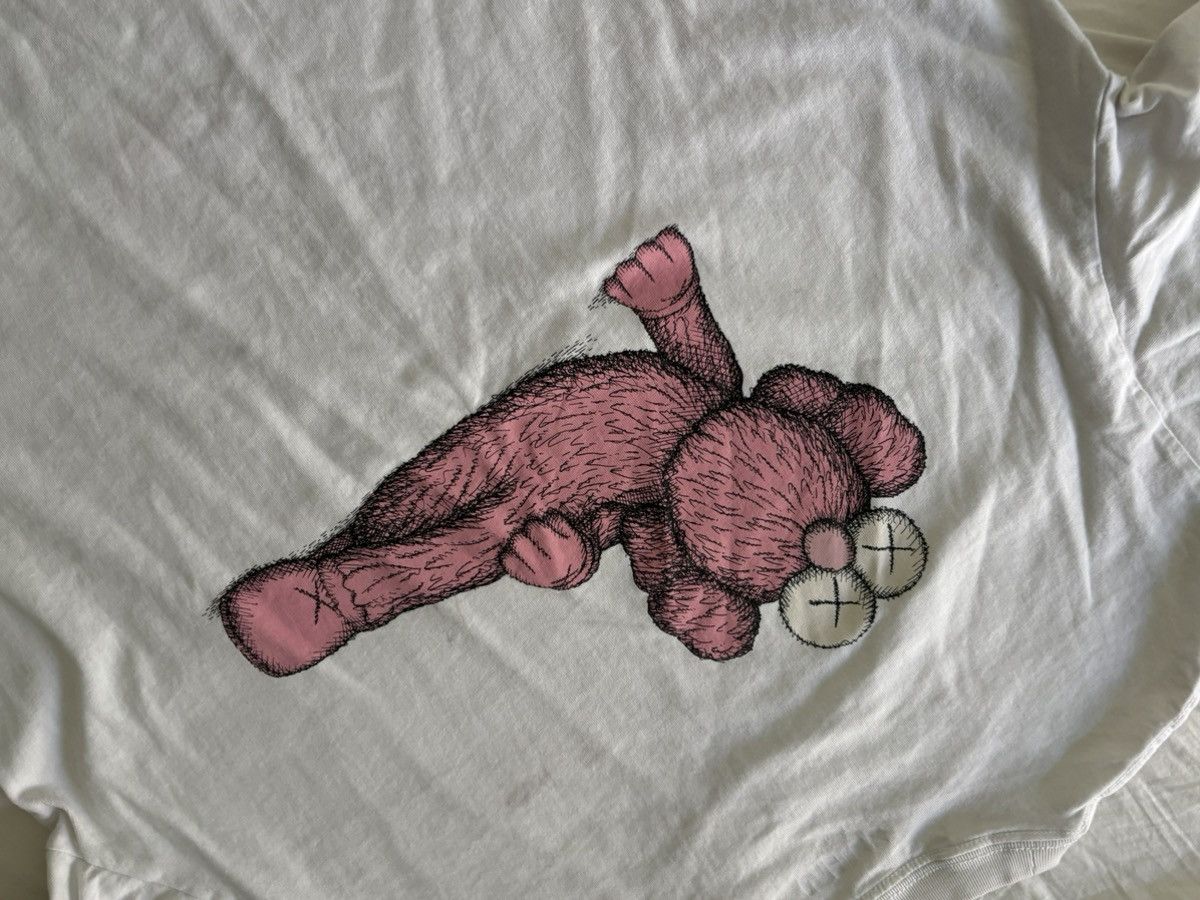 Kaws × Uniqlo KAWS x UNIQLO 2023 Tee SIZE M Size US M / EU 48-50 / 2 - 2 Thumbnail