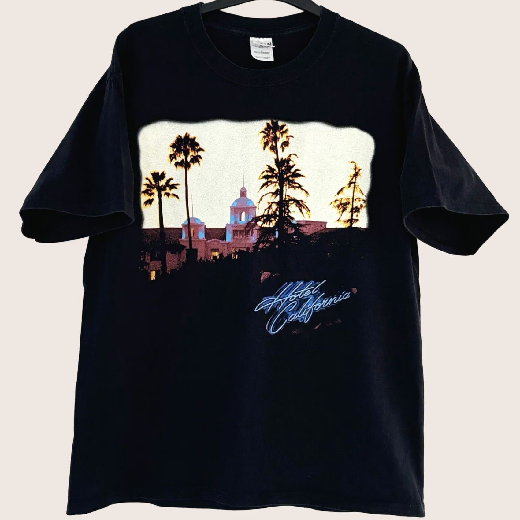 Gildan VINTAGE Gildan Shirt Mens L Black Eagles Size Hotel California Tour Ultra Cotton Size US L / EU 52-54 / 3 - 1 Thumbnail