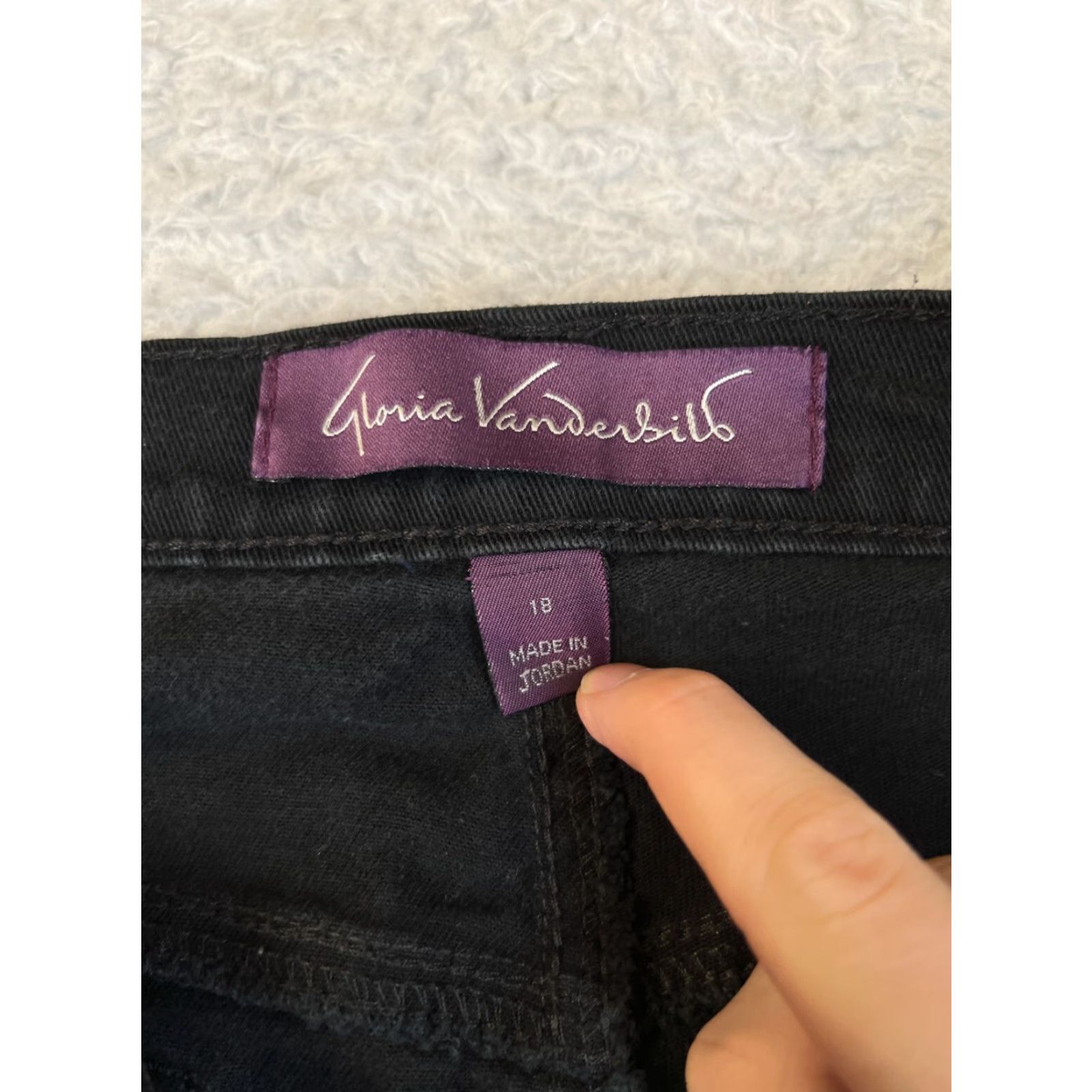 Gloria Vanderbilt Gloria Vanderbilt Jeans Women 18 Black Straight Leg 28L 35W Cotton Blend 5-Pocket Zipper Button Logo Denim Modern Calf Length Mens? Wait. Size 40" / US 18 - 4 Thumbnail