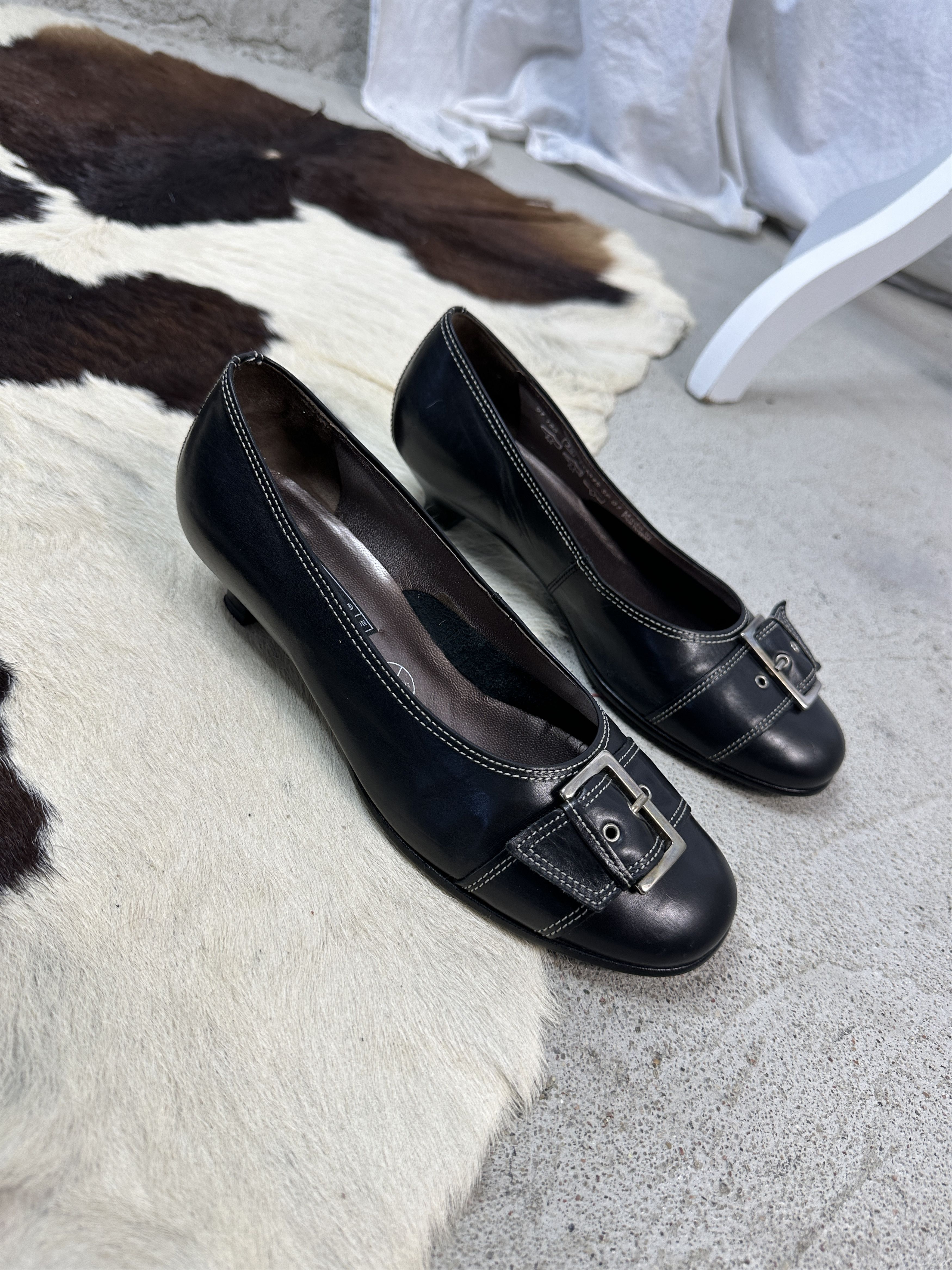 Vintage Vintage Avant Garde Y2K Buckled Kitten Heels Leather Shoes Size US 5 / IT 35 - 1 Thumbnail