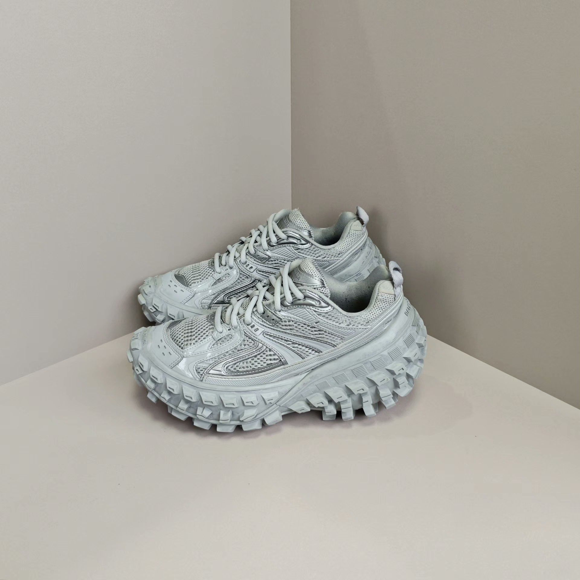 Balenciaga Balenciaga Lowtop Sneakers us_7 Women Size US 7 / IT 37 - 1 Thumbnail
