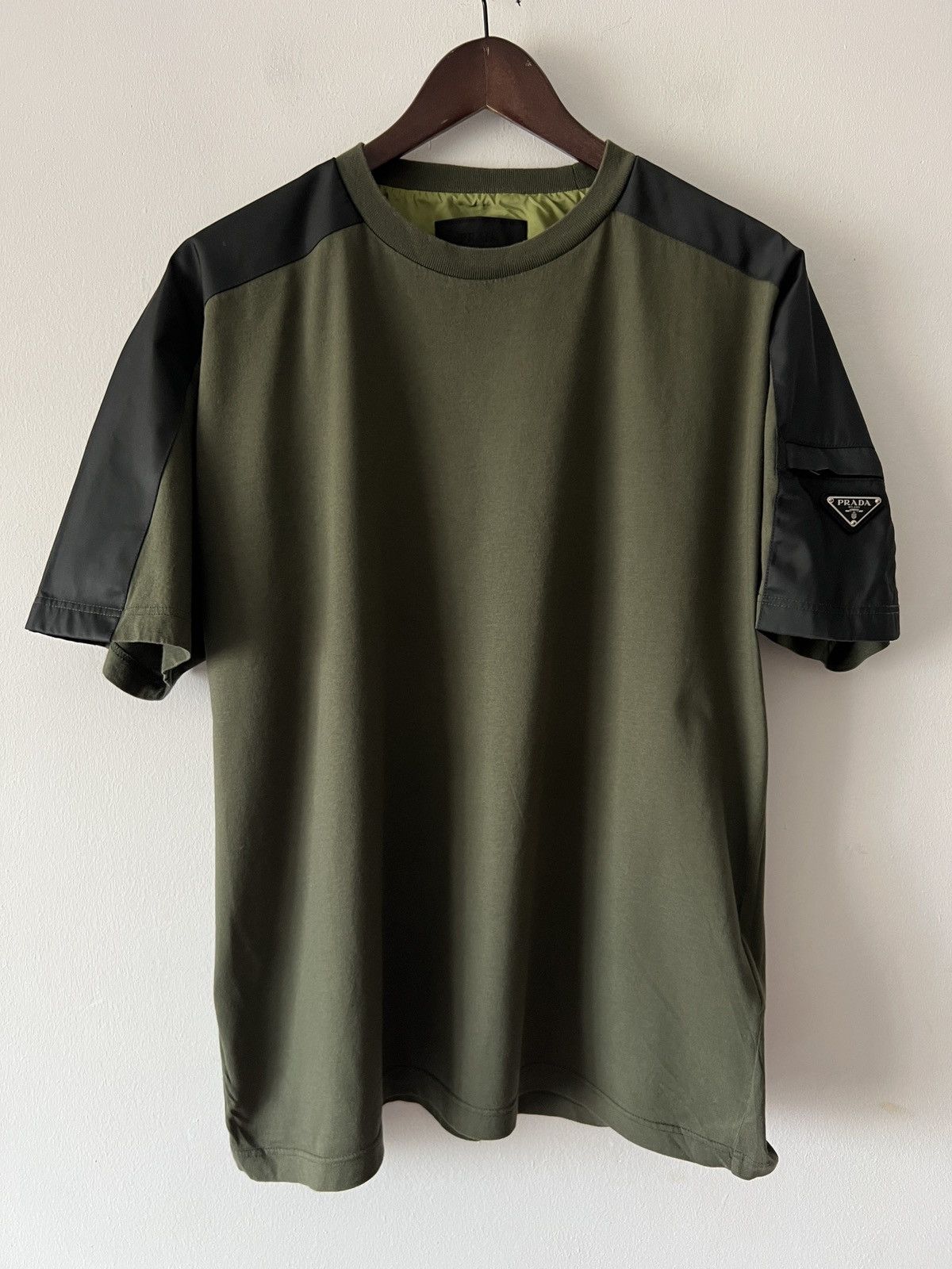 Prada 🔥🔥 Prada Green Metal Badge T-Shirt Size US XL / EU 56 / 4 - 1 Thumbnail