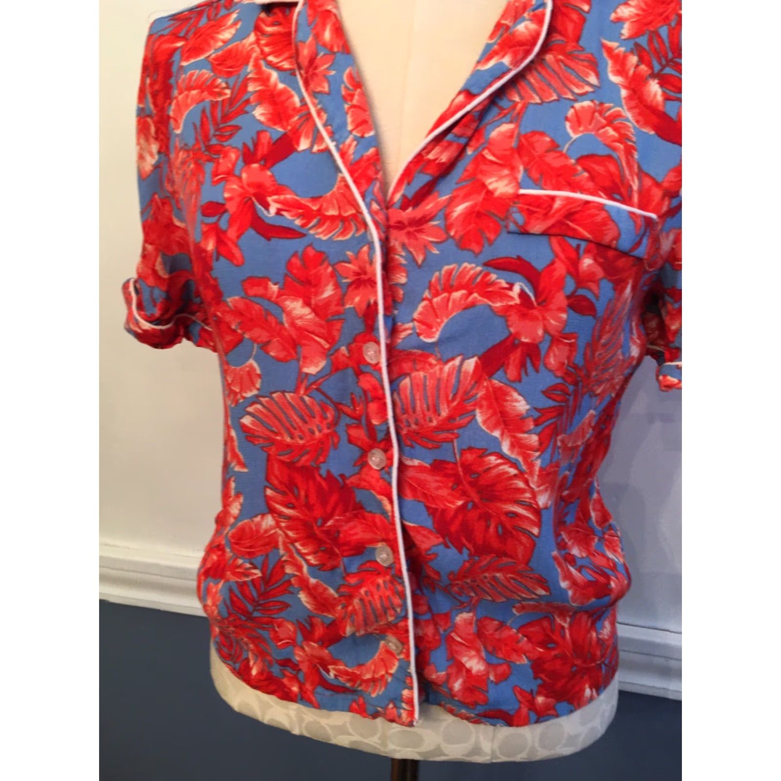Forever 21 FOREVER 21 Shirt Adult Medium Red Hawaiian PJ Style Short Sleeve Button-Up Shirt Women’s 90s Modern Pattern: Hawaiian Decade: 90s Mens / Womens Size M / US 6-8 / IT 42-44 - 3 Thumbnail