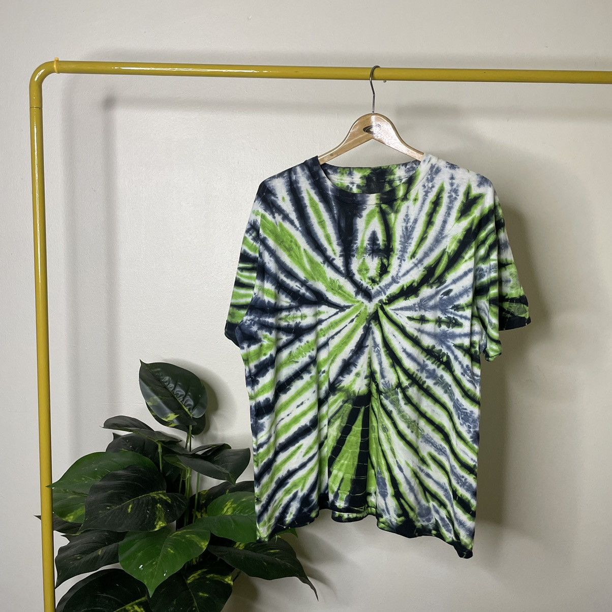 Vintage Vintage 2000s Tie Dye Spiral Streetwear T Shirt Size US XL / EU 56 / 4 - 1 Thumbnail