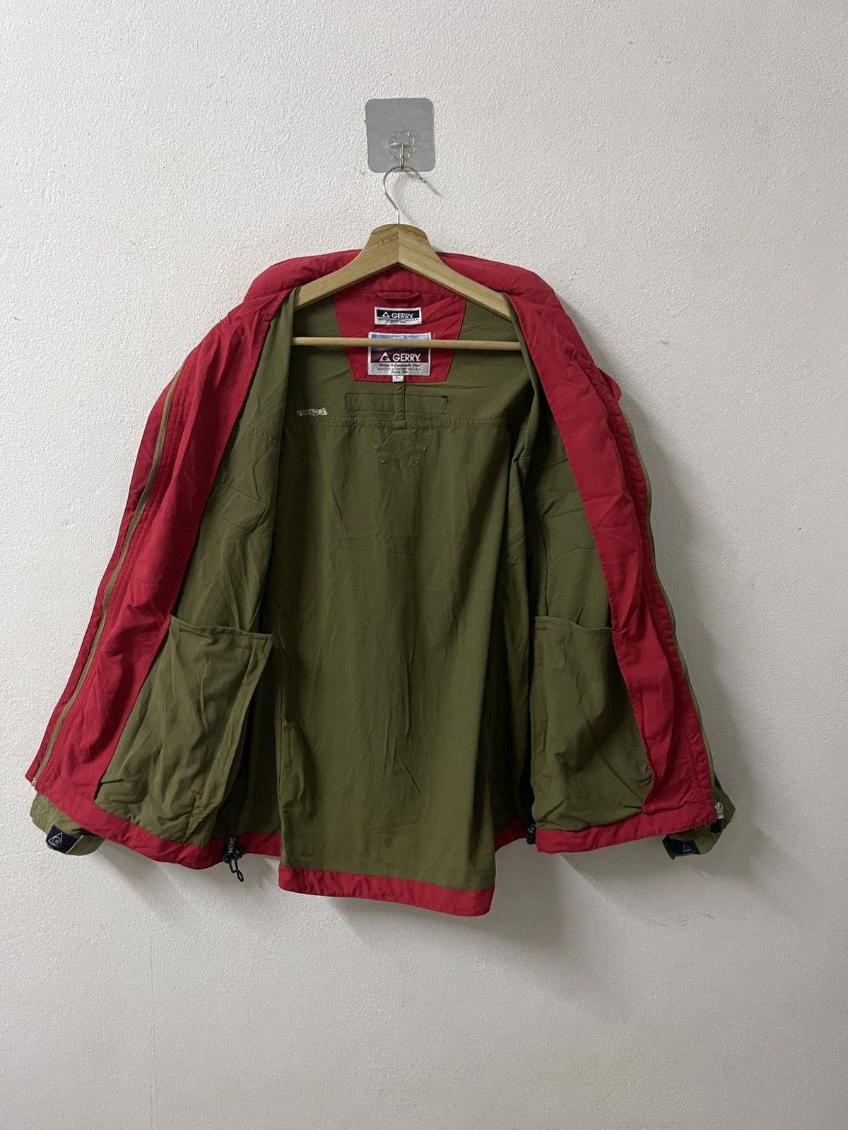 Vintage Vintage GERRY Performance Outdoor Jacket With Patches Size US L / EU 52-54 / 3 - 11 Thumbnail