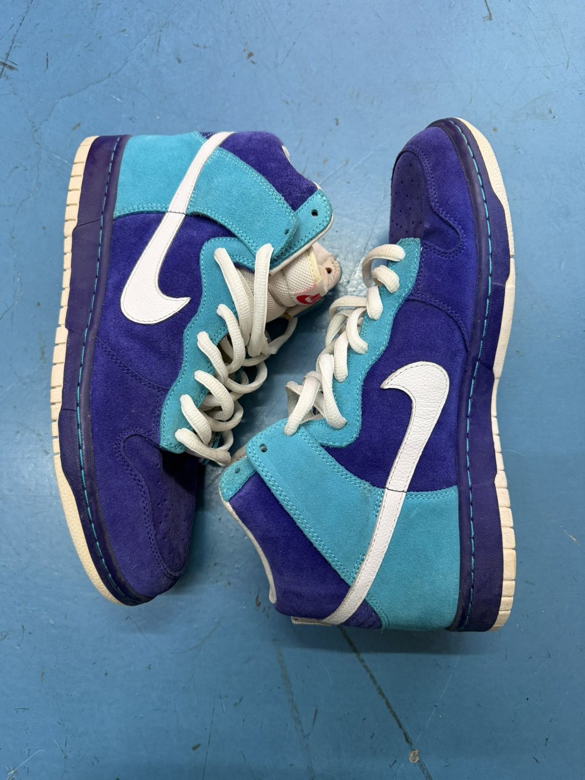 Nike NIKE 10” SB DUNK HIGH OCEANIC AIRLINES Size US 12 / EU 45 - 2 Thumbnail