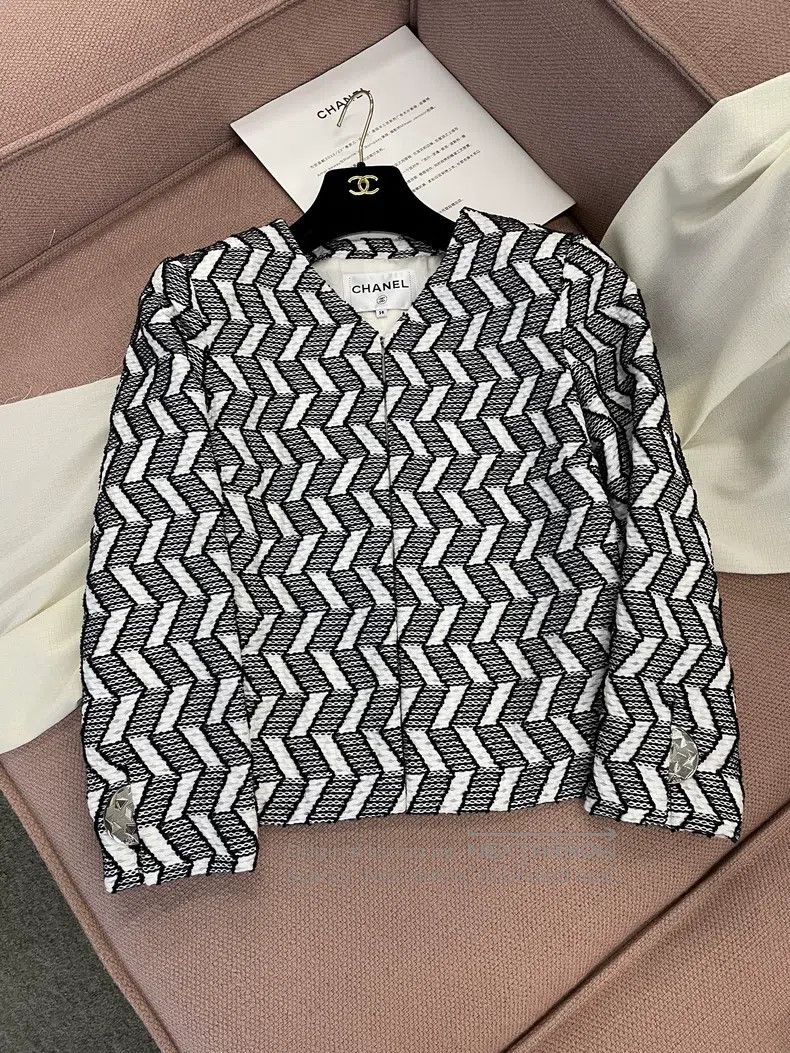 Chanel Chanel Black and white geometric printed jacket Size XS / US 0-2 / IT 36-38 - 1 Thumbnail