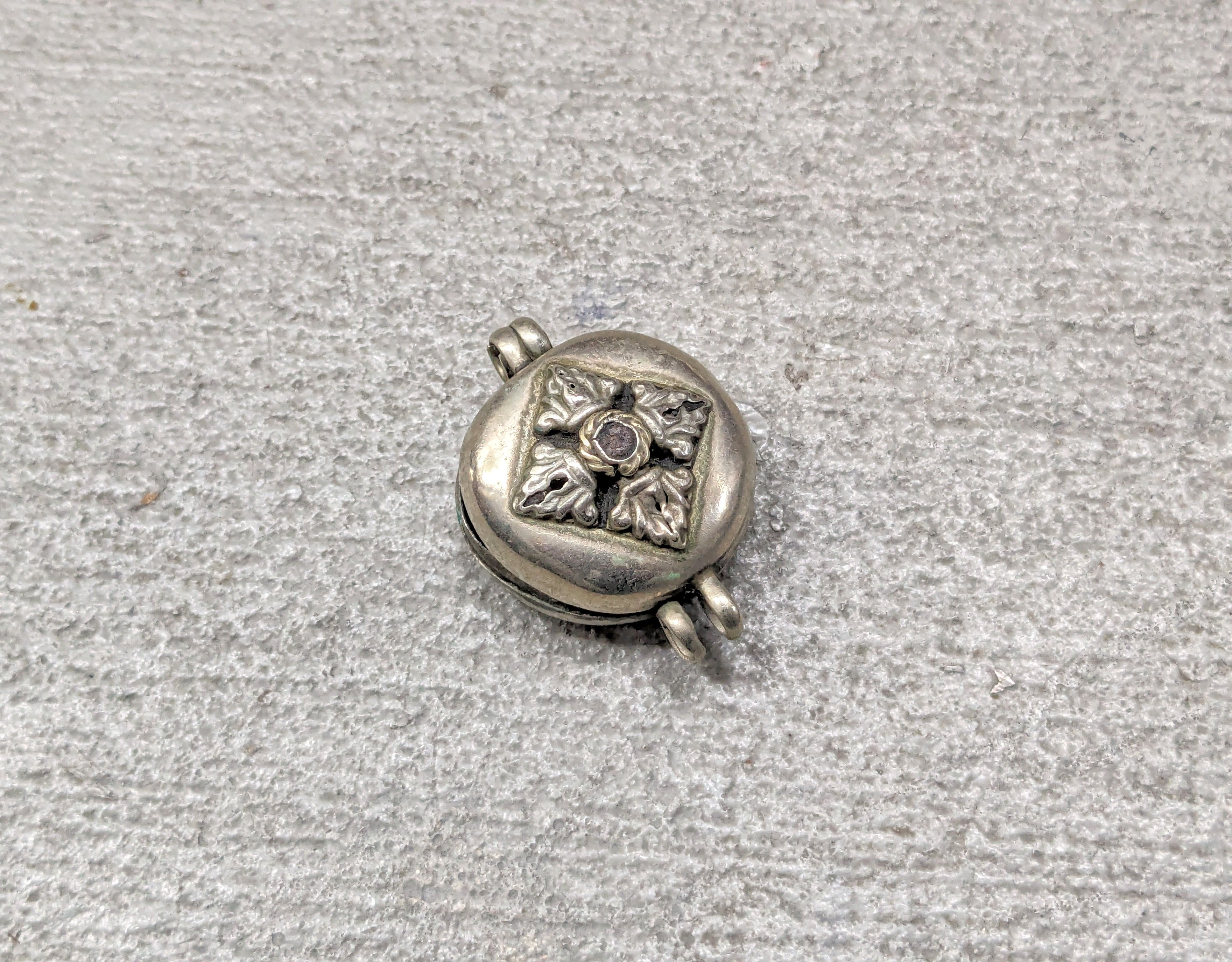 Jewelry × Vintage Vintage Tibetan Prayer Box Gau Pendant Size ONE SIZE - 1 Thumbnail