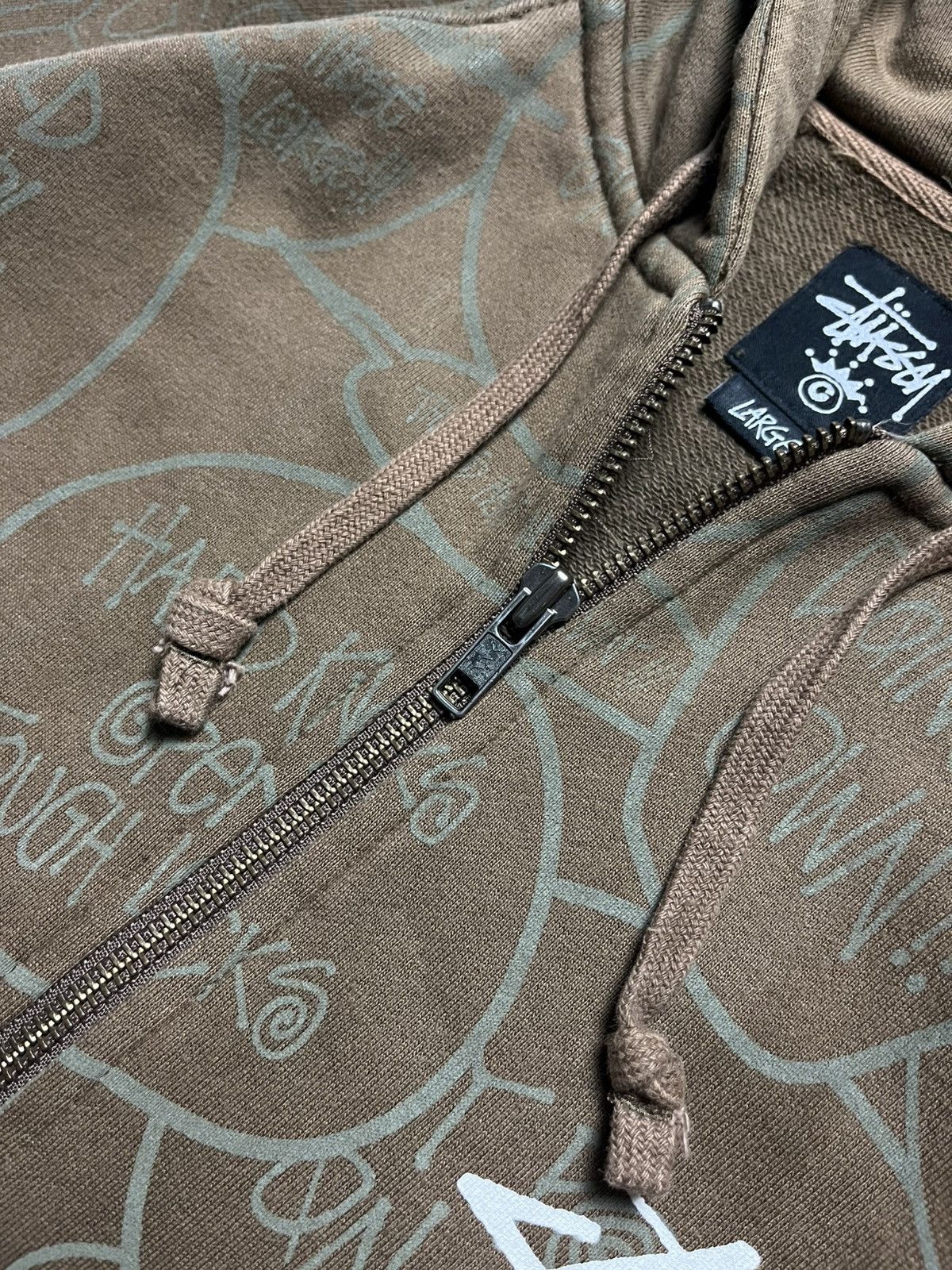 Stussy Stüssy All-Over Graffiti-Print Full-Zip Hoodie Brown – 2000s Size US XL / EU 56 / 4 - 11 Thumbnail