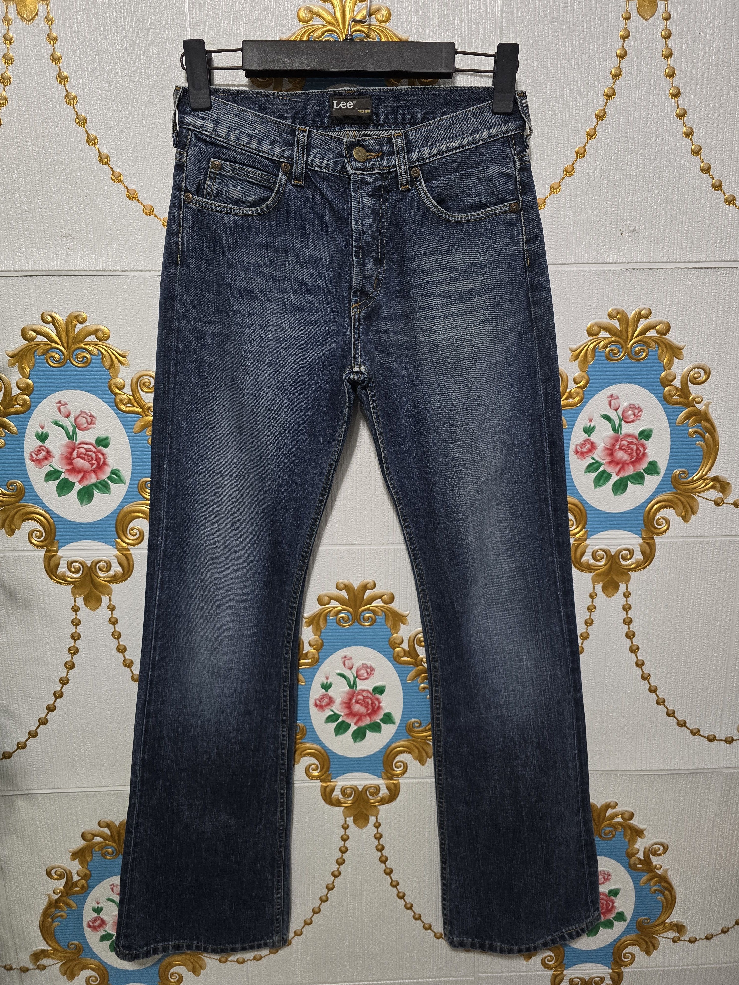 Lee LEE VINTAGE straight-leg in a medium-blue wash. Bootcut Size 30" / US 8 / IT 44 - 1 Thumbnail