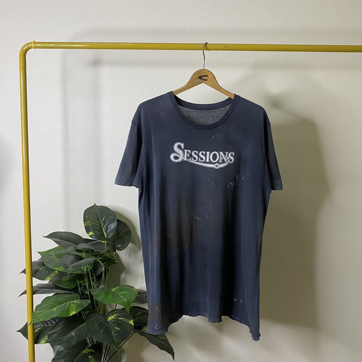 Sessions × Vintage Vintage Y2K Sessions Skateboard Distressed Tee Size US L / EU 52-54 / 3 - 1 Thumbnail