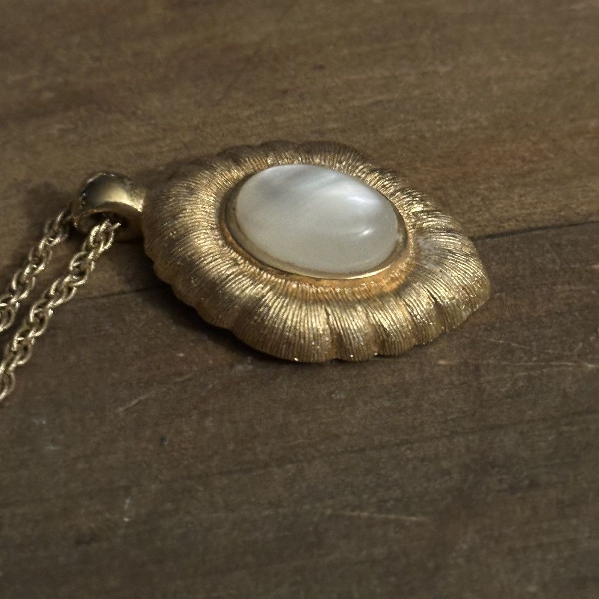 Monet Vintage Monet gold tone mother of pearl pendant necklace Size ONE SIZE - 4 Thumbnail