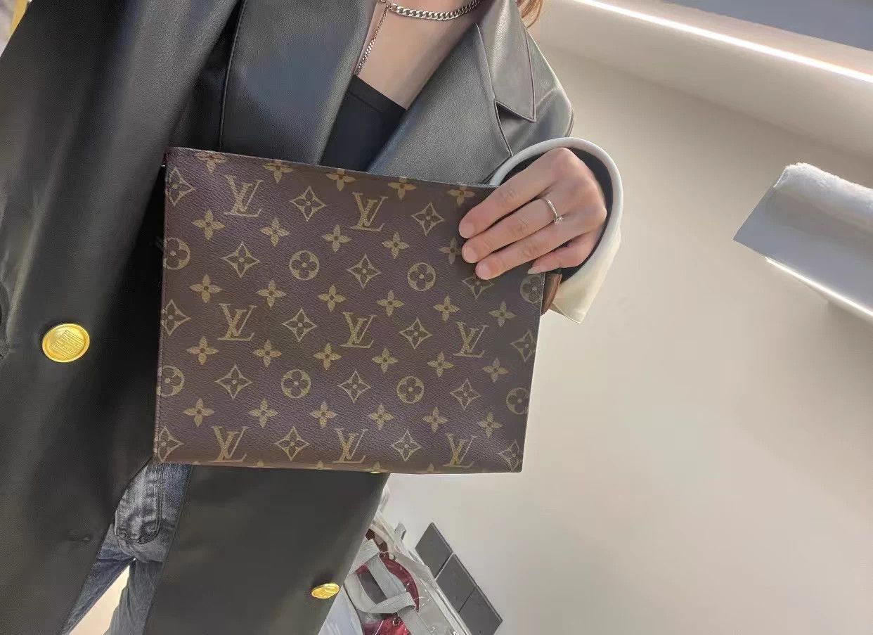 Louis Vuitton LV Monogram 26 Clutches Pouch 16M927 GC 25x20x5.5 Size ONE SIZE - 2 Thumbnail