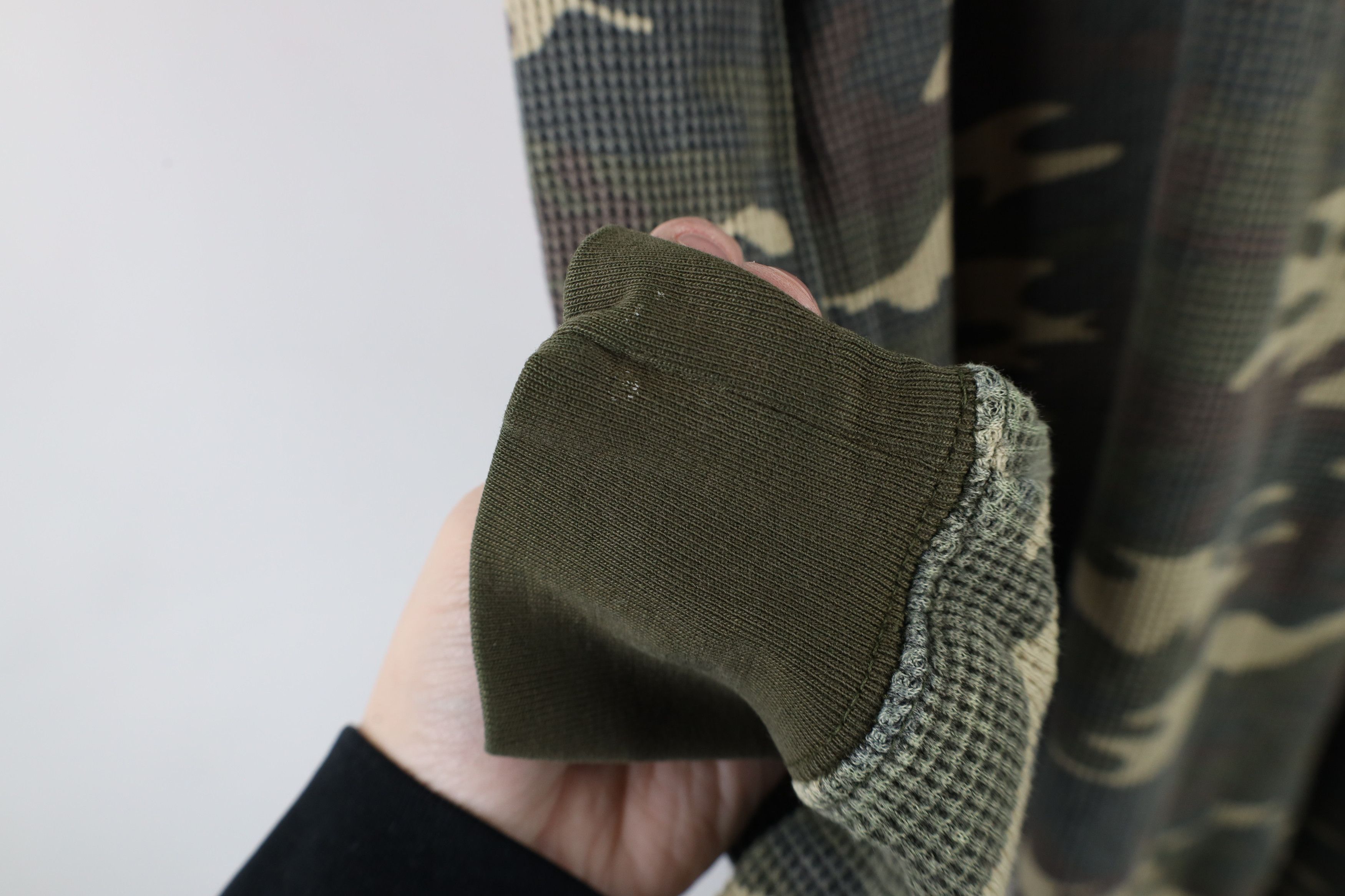 Vintage Vintage 90s Streetwear Camouflage Waffle Knit T-Shirt Size US L / EU 52-54 / 3 - 7 Thumbnail