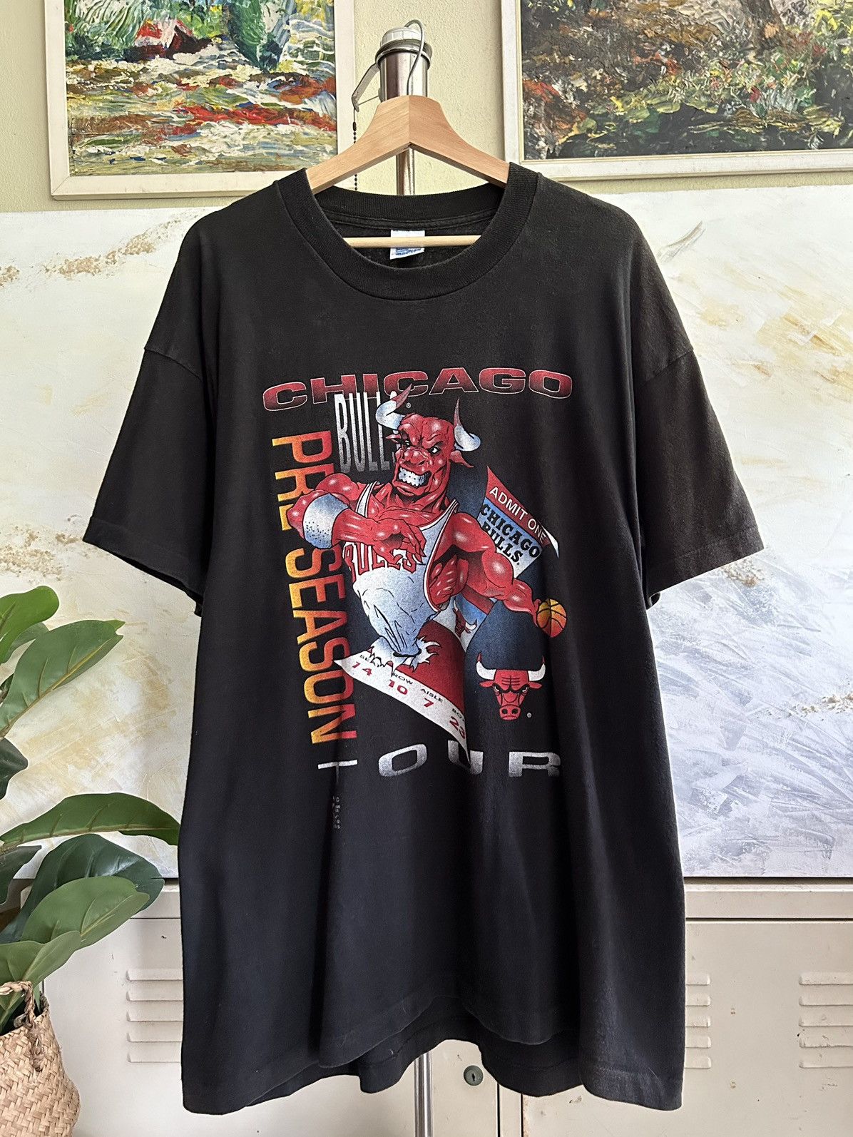NBA Vintage Chicago Oversize Tshirt Size US XL / EU 56 / 4 - 1 Thumbnail