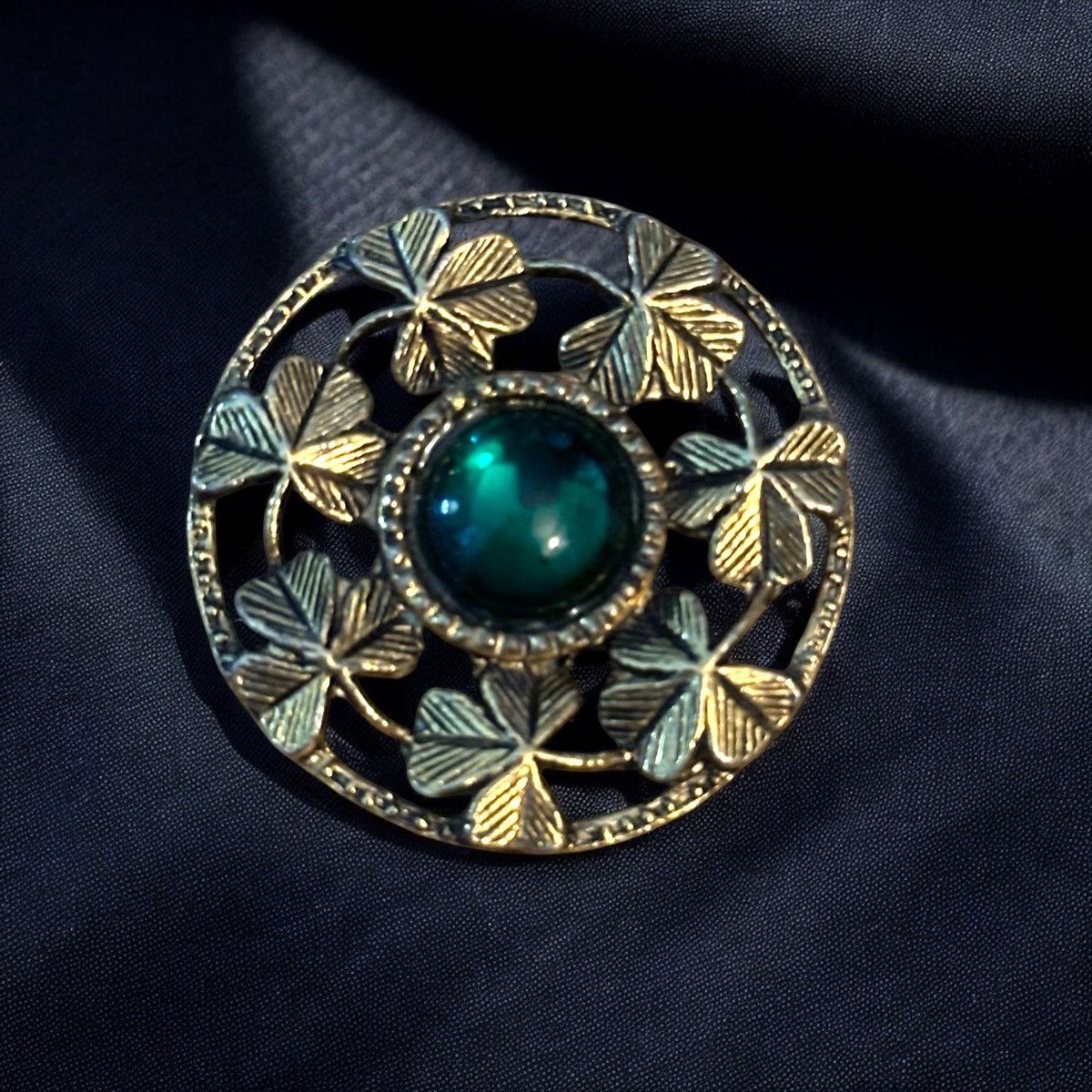 Vintage Vintage gold tone shamrocks and green cabochon stone brooch Size ONE SIZE - 1 Thumbnail