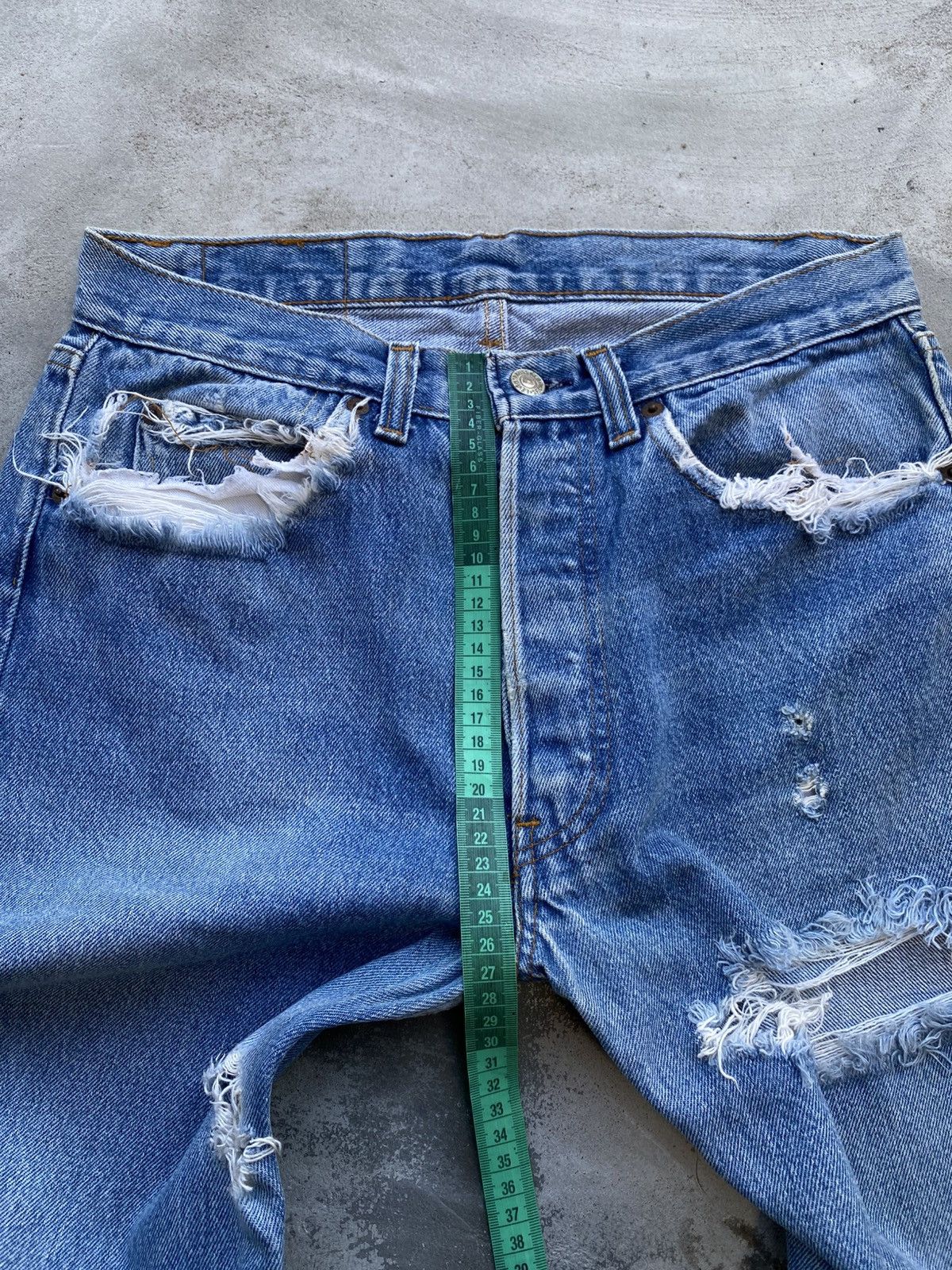 Levi's Vintage Clothing VINTAGE LEVI’S 501 DISTRESSED Size US 31 - 18 Thumbnail