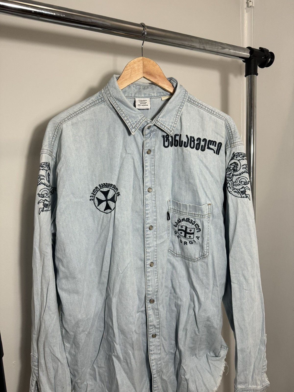 Image of Ss19 Vetements X Levi’S Georgian Text Shirt in Blue, Men's (Size XS)