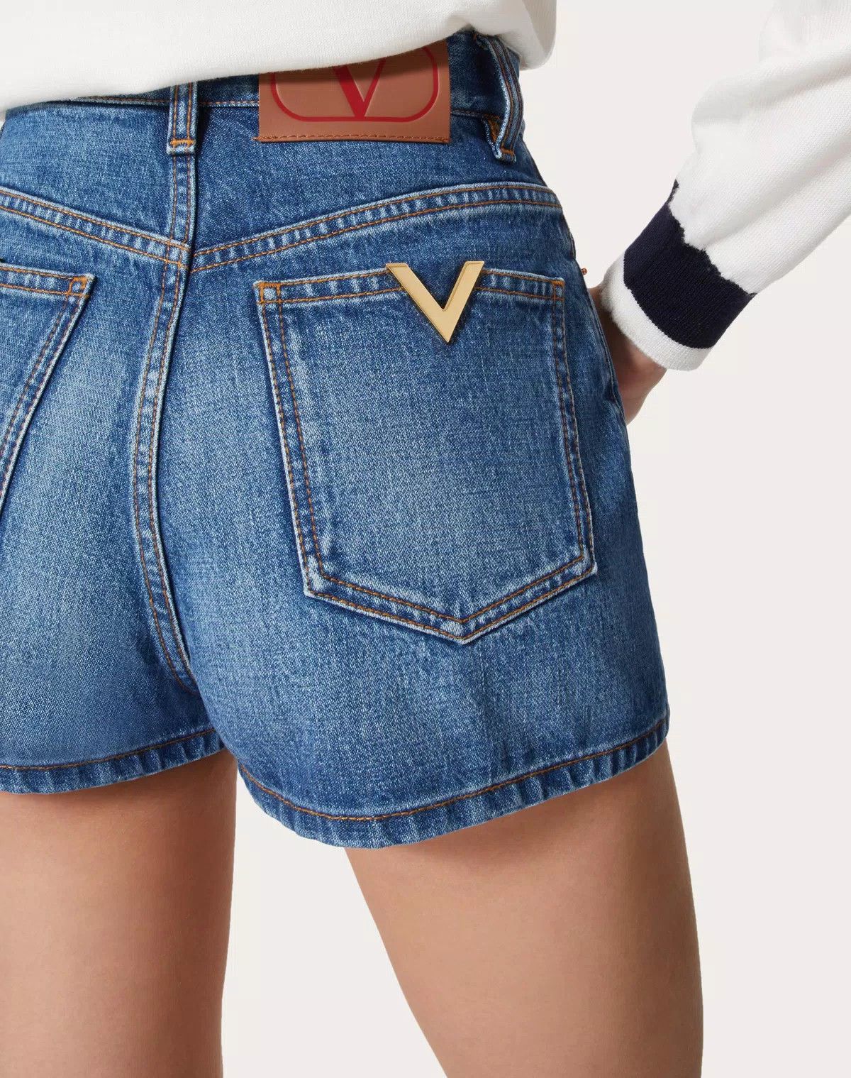 Valentino o1s1wg110625 Denim Shorts in Denim/Blue Size 28" / US 6 / IT 42 - 6 Thumbnail