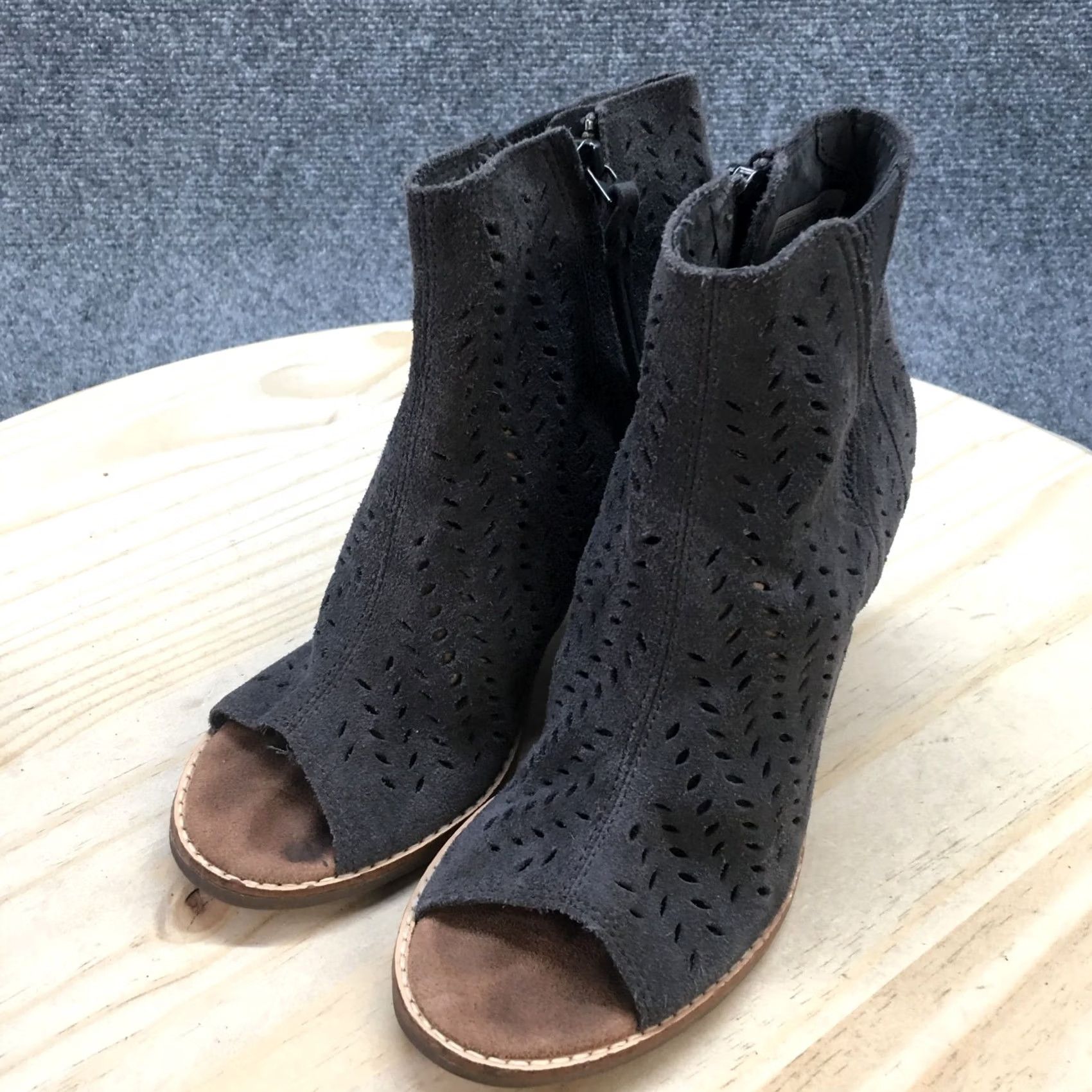 Toms TOMS Boots Womens 6 Cut Out Ankle Booties Gray Suede Peep Toe Block Heels Zip Up Shoes Size US 6 / IT 36 - 3 Thumbnail