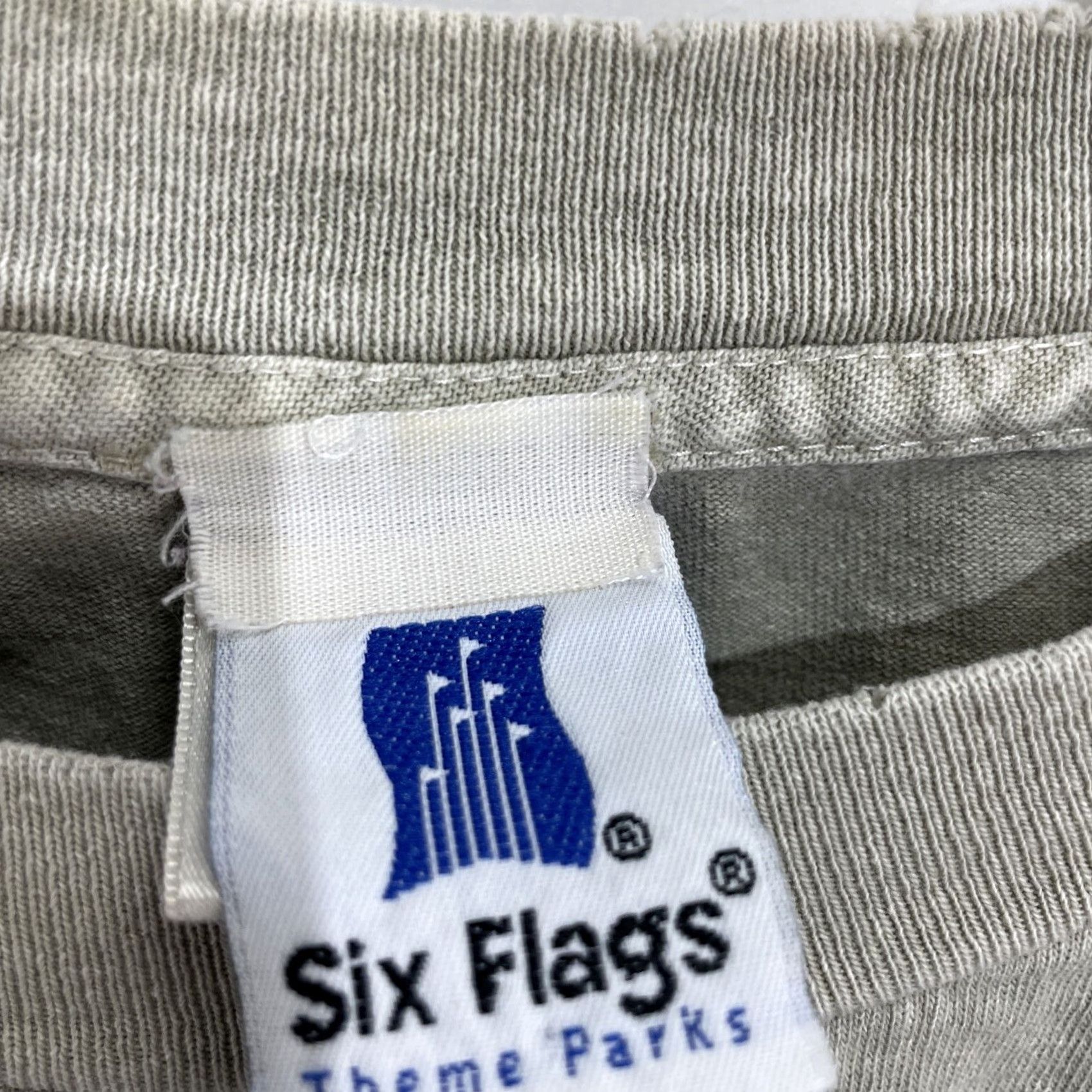 Vintage VINTAGE Six Flags Park T Shirt XXL Road Runner Looney Tunes Murina Gray Cotton Crew Neck Short Sleeve Men 1980s Carrier Shirt Size US XXL / EU 58 / 5 - 2 Thumbnail