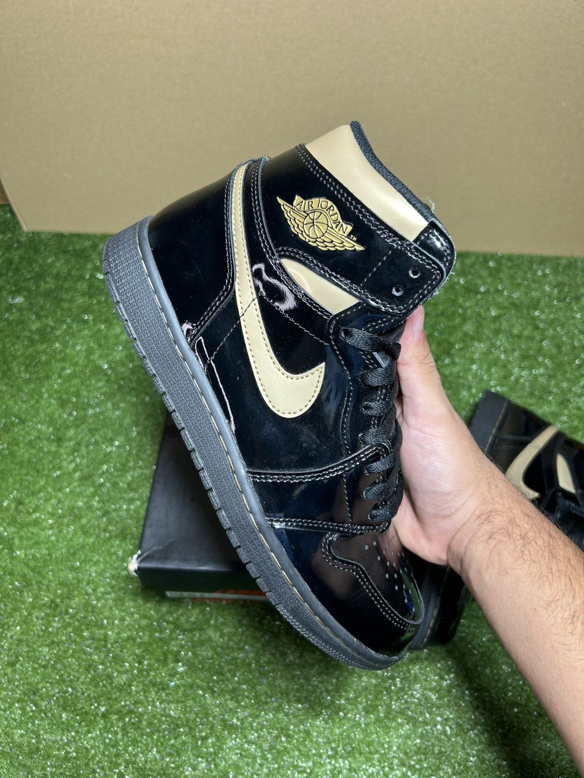 Jordan Brand Jordan 1 Metallic Gold 2020 Size US 9 / EU 42 - 6 Thumbnail