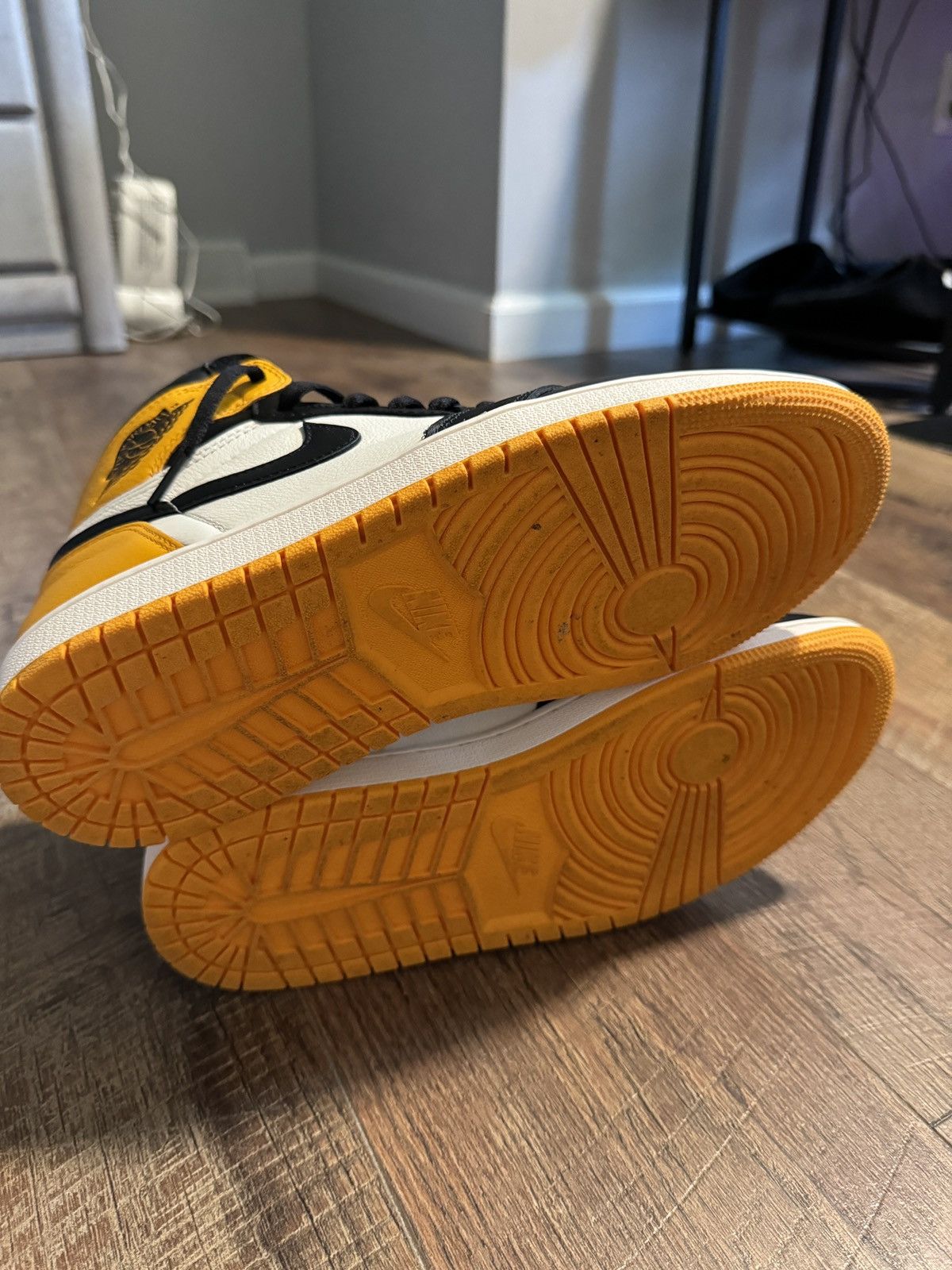 Jordan Brand VNDS Air Jordan 1 Retro Nike Yellow Toe Size US 8.5 / EU 41-42 - 8 Thumbnail
