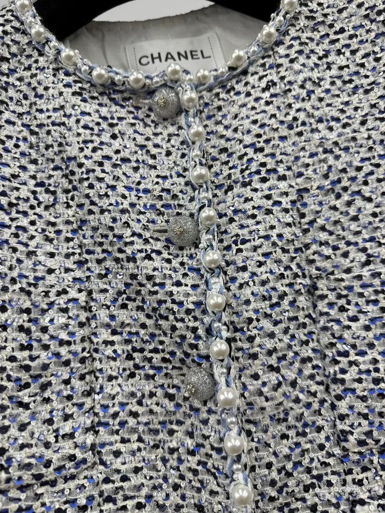 Chanel Chanel 25P white and blue pearl inlaid sequin knitted coat Size XS / US 0-2 / IT 36-38 - 2 Thumbnail