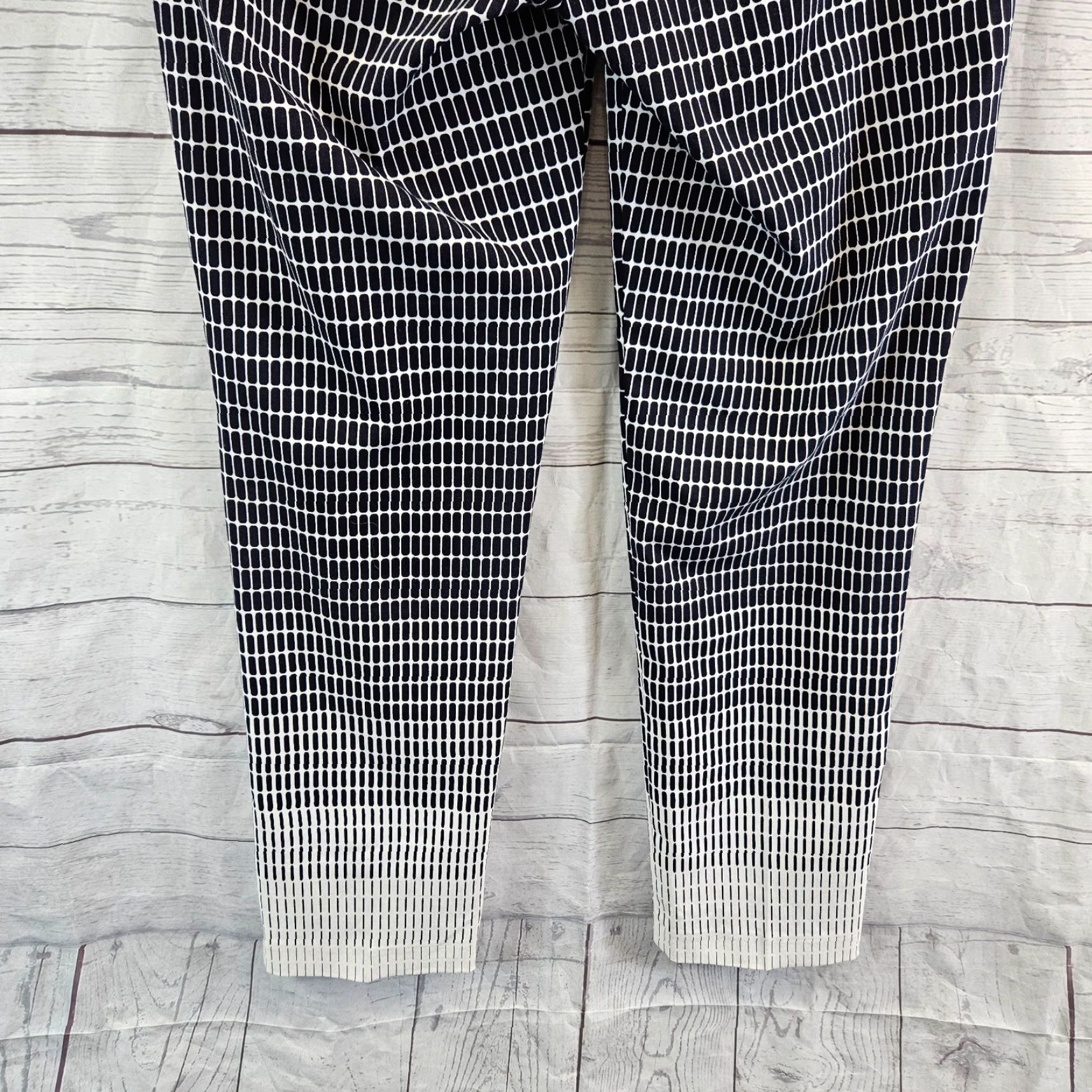Joseph Ribkoff Joseph Ribkoff Womens Pants Sz 4 Black Printed Ankle Straight Rise 10" 27" Inseam Mid Black White Size 27" / US 4 / IT 40 - 5 Thumbnail