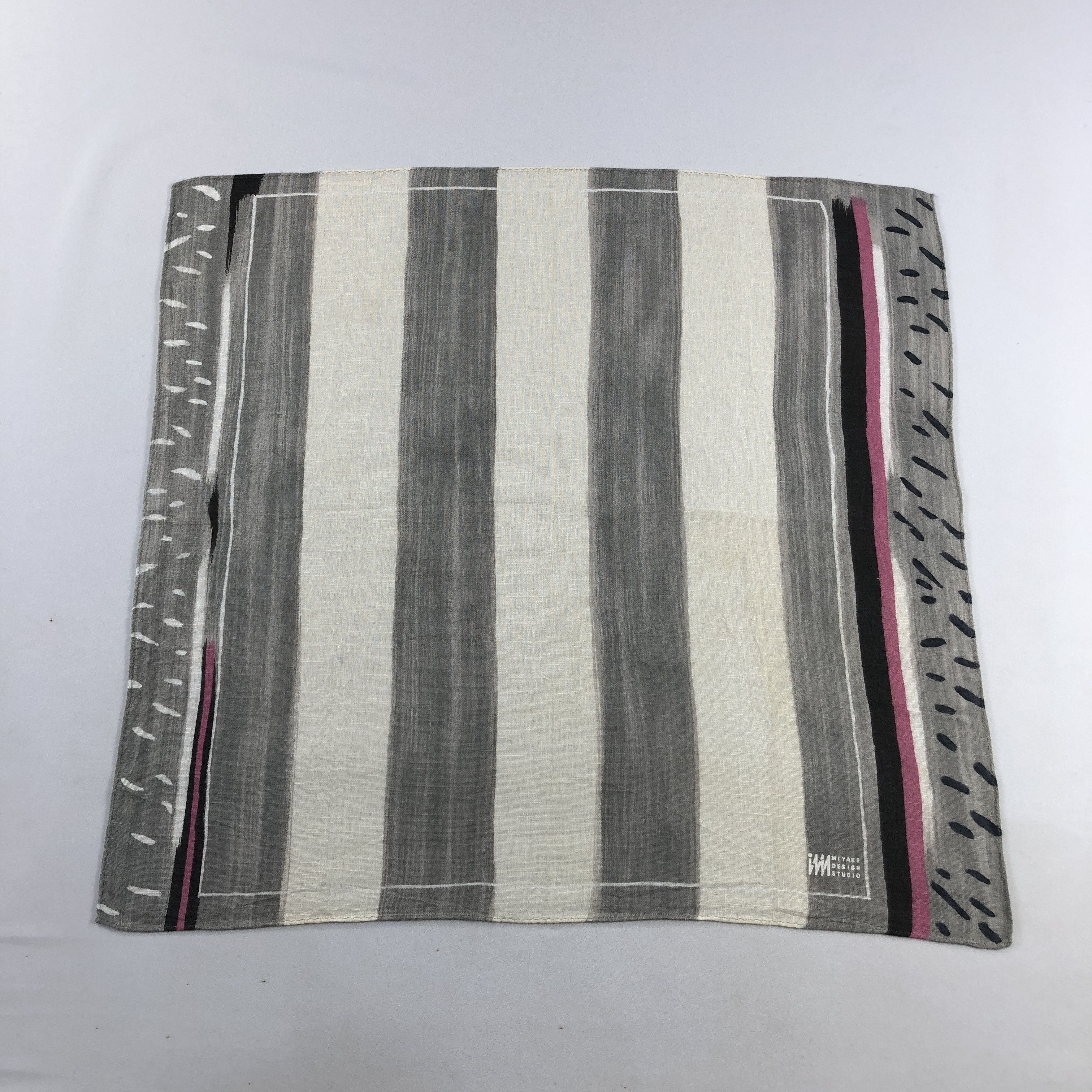 Issey Miyake × Vintage Issey Miyake Handkerchief Geometric Print H2526 Size ONE SIZE - 1 Thumbnail