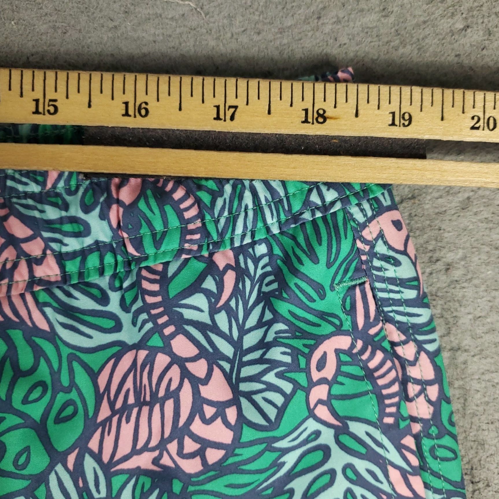 Vineyard Vines Vineyard Vines Shorts Mens XL Green Pink Flamingo Surf Beach Board Swim Trunks Size US 36 / EU 52 - 5 Thumbnail