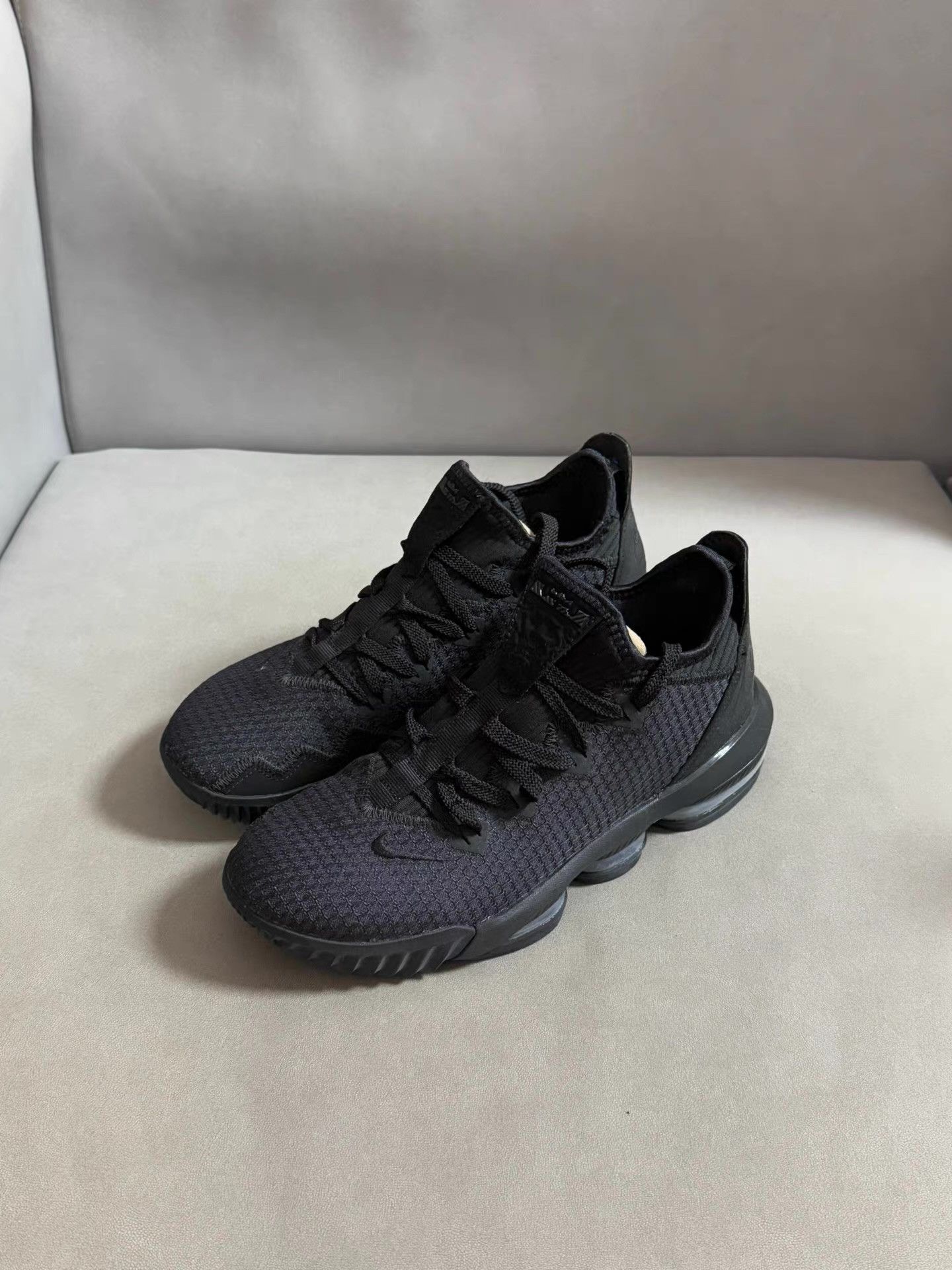 Nike Nike Lebron 16 Low Triple Black shoes。 Ｑ20 Size US 8 / EU 41 - 3 Thumbnail