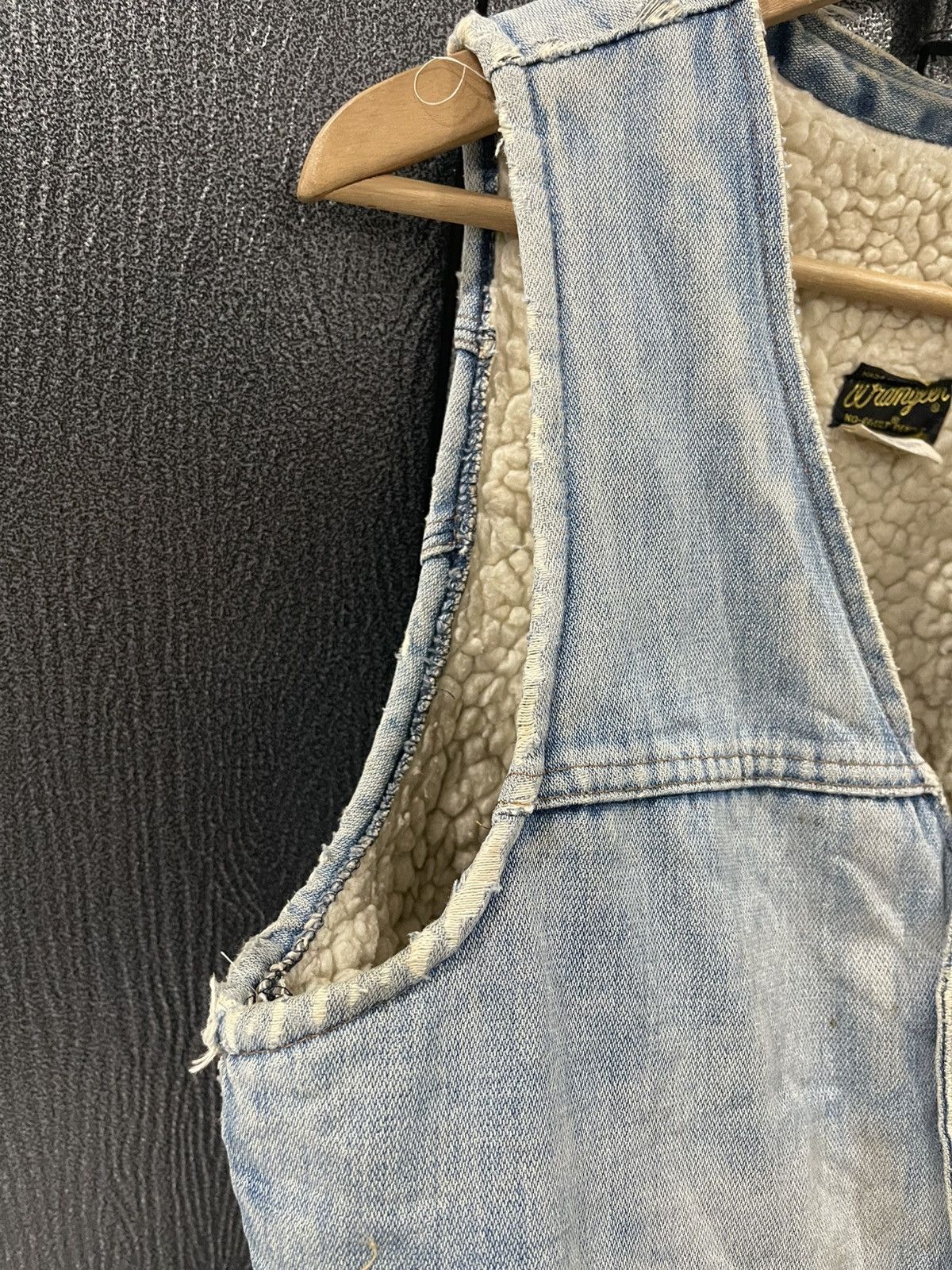 Wrangler Vintage Wrangler Sherpa Lined Distressed Denim Vest Size US M / EU 48-50 / 2 - 11 Thumbnail