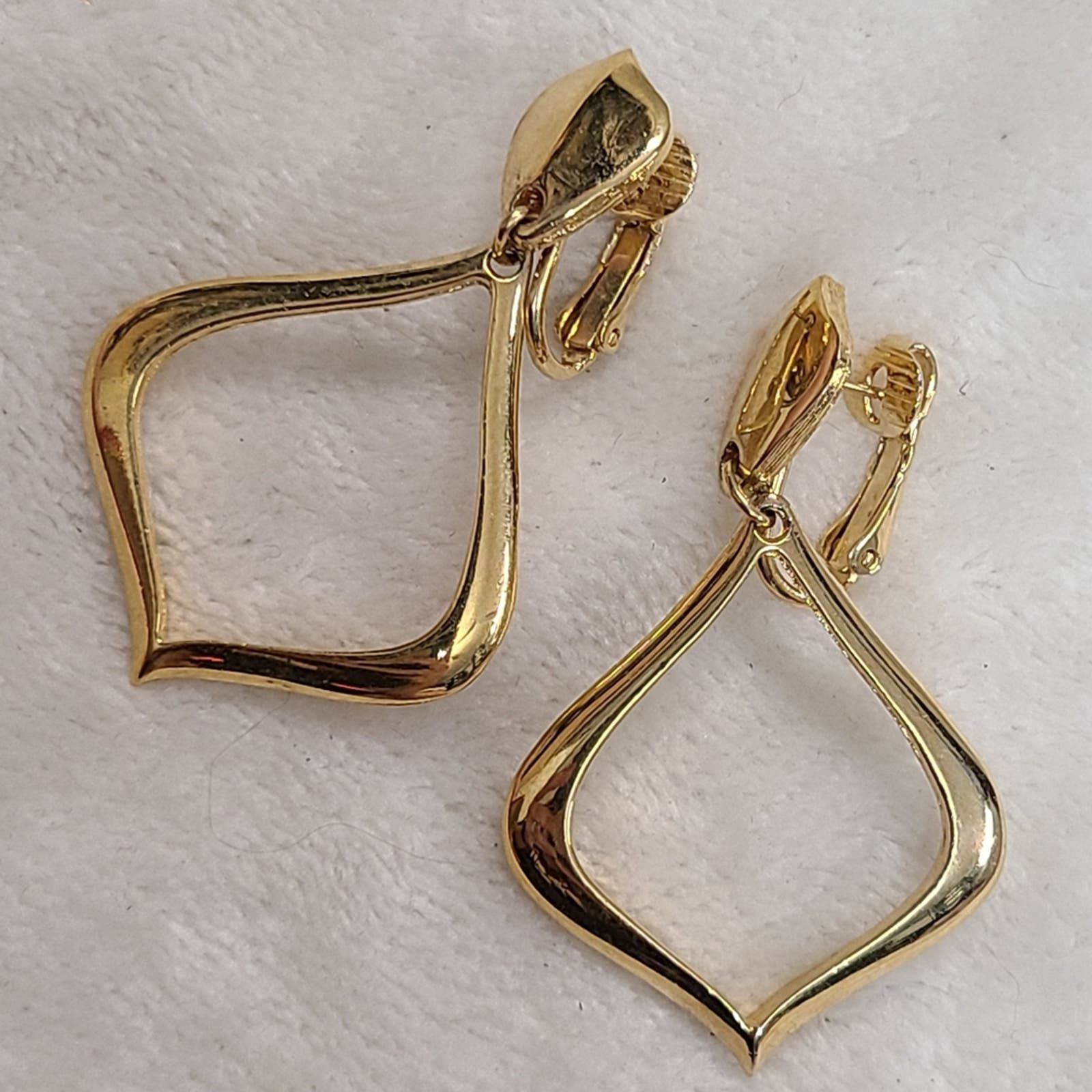 Vintage Trifari Gold Tone Dangle Earrings