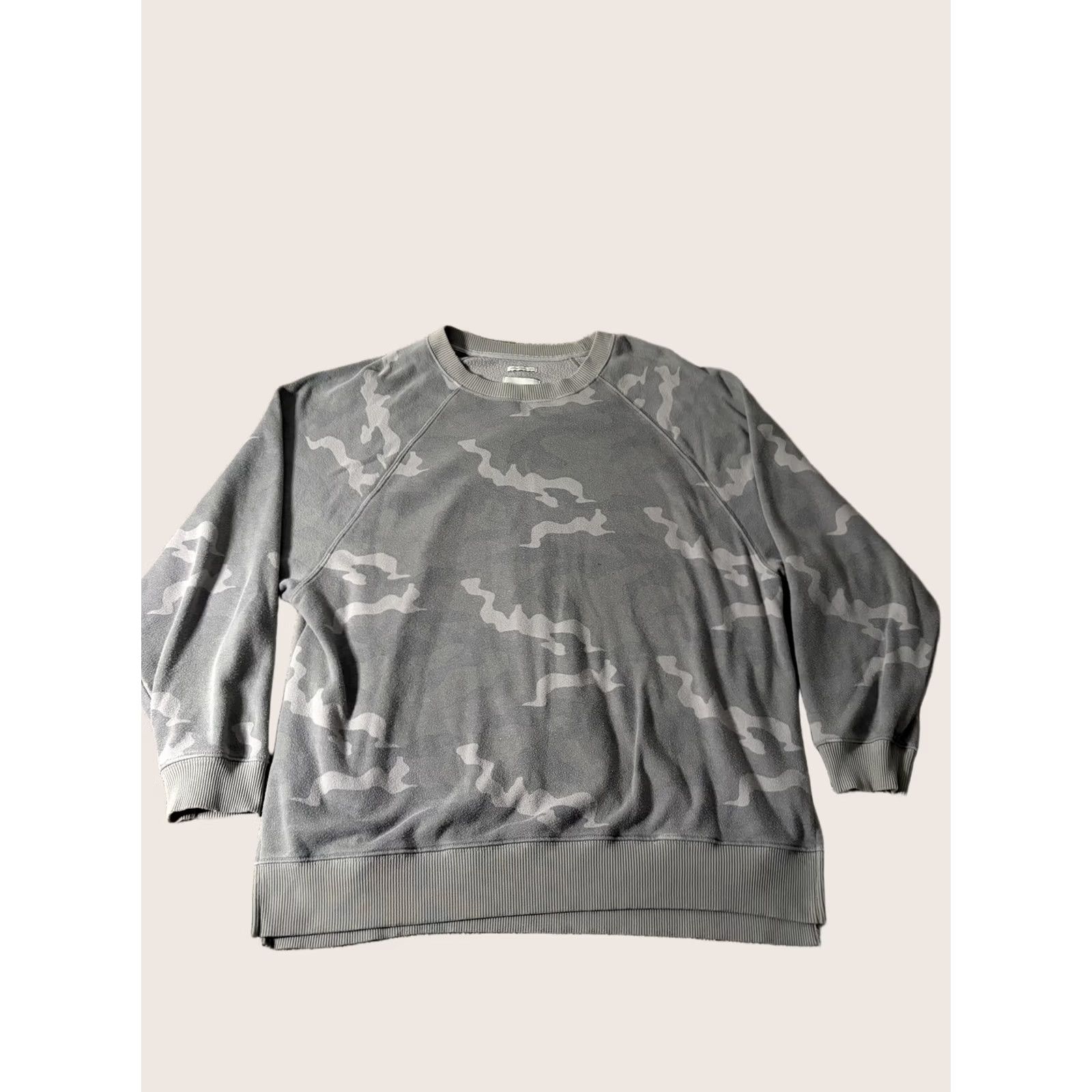 Vintage American Eagle Shirt Womens Medium Gray Camo Fleece Raglan Crewneck Pullover Size M / US 6-8 / IT 42-44 - 1 Thumbnail