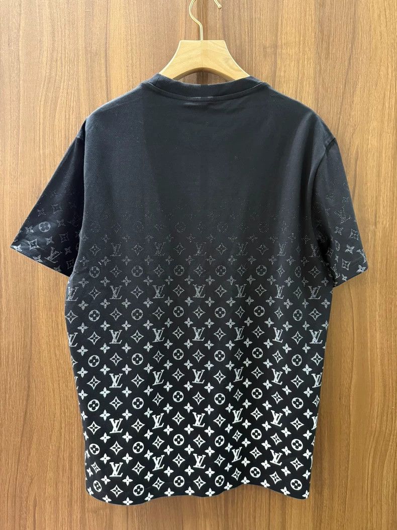 Louis Vuitton Louis Vuitton Full-print gradient logo short sleeve Size US L / EU 52-54 / 3 - 2 Thumbnail