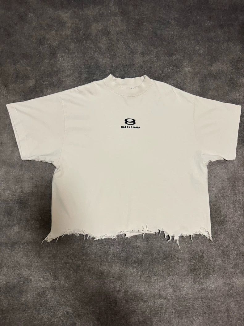 Balenciaga A short sleeve with damaged burrs and embroider
