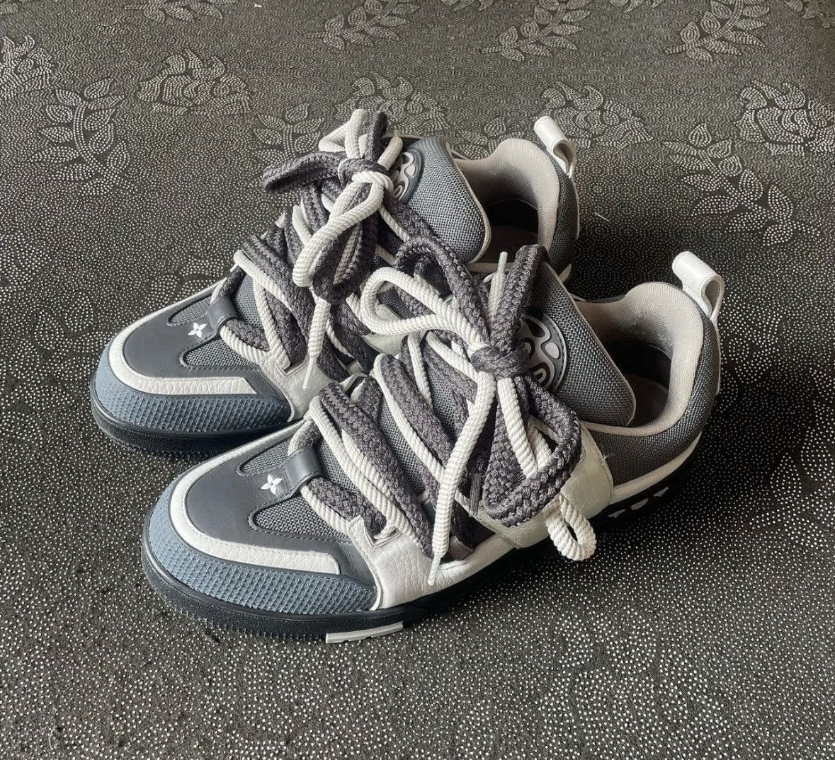 Louis Vuitton LV lowtop sneakers wxx Size US 10.5 / EU 43-44 - 1 Thumbnail