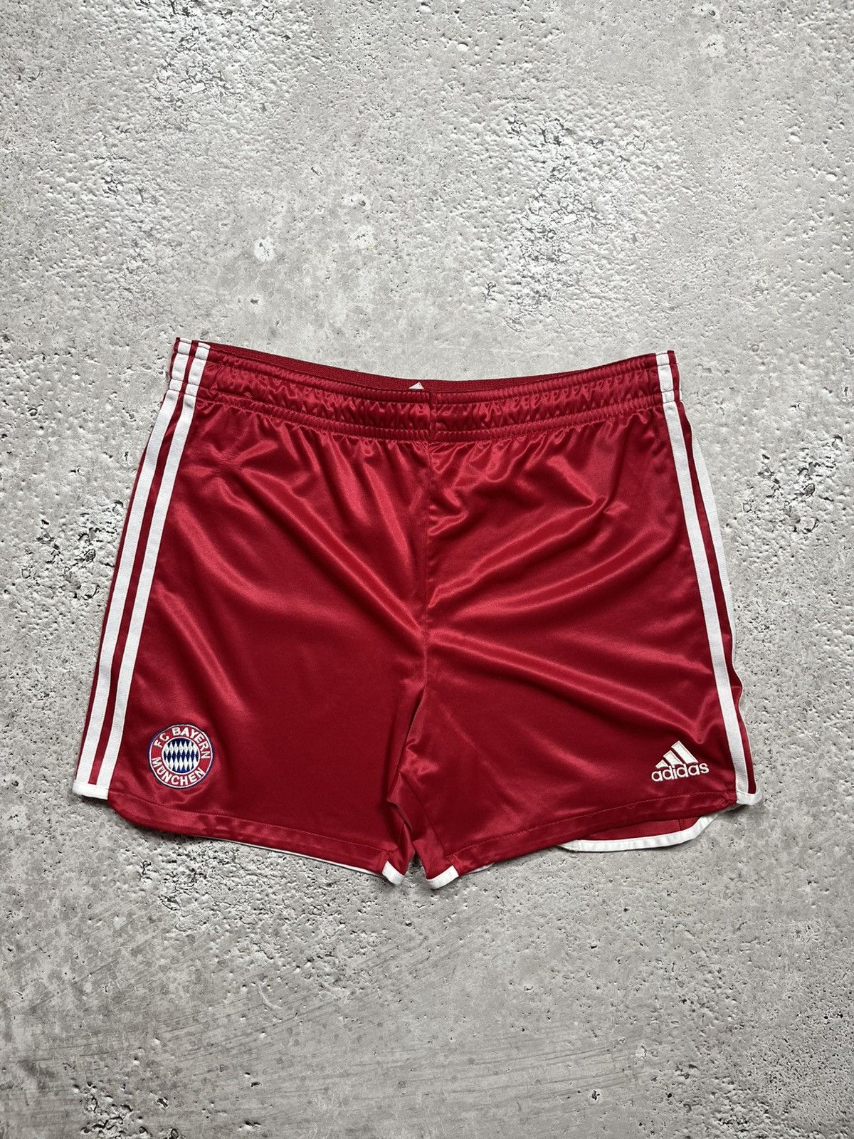 Adidas × Vintage Adidas Bayern Munich Red Football Shorts M Made in Portugal Size US 32 / EU 48 - 1 Thumbnail