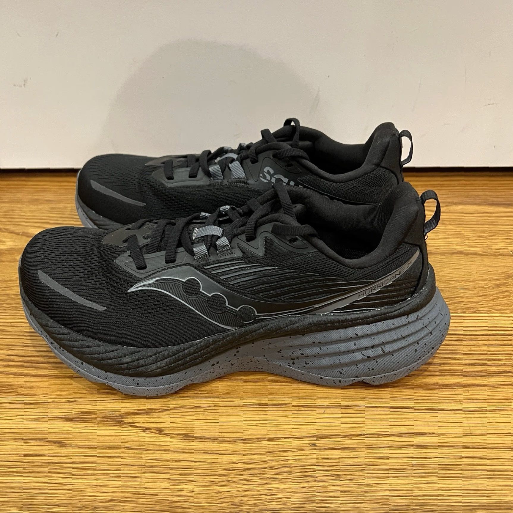 Saucony Hurricane 24 Sneaker Men's Black Low Top 8.5 Shoes Running Cushioned Breathable Rubber Outsole 2024