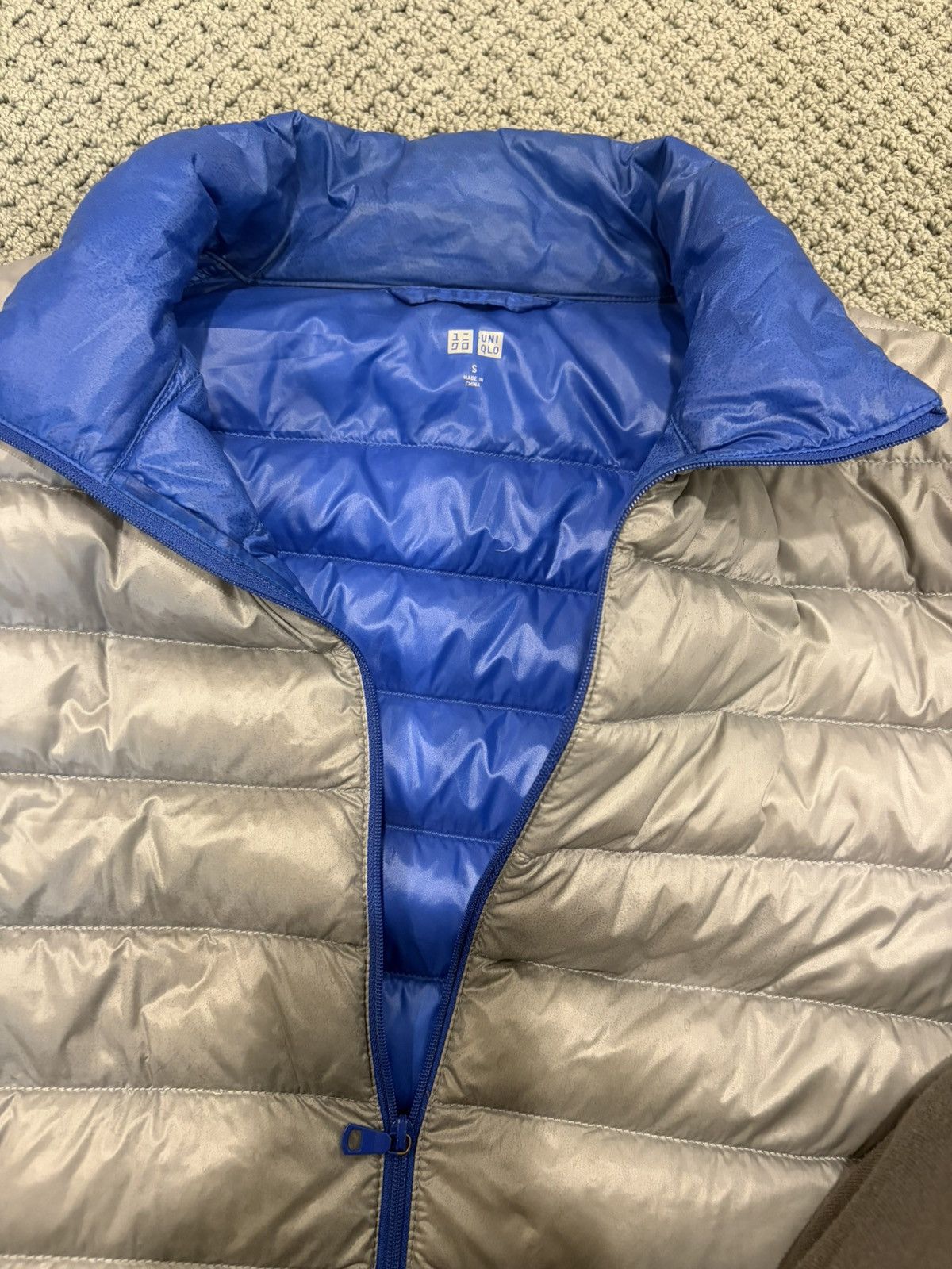 Uniqlo Ultralight weight down jacket in silver and royal like new Size US S / EU 44-46 / 1 - 2 Thumbnail