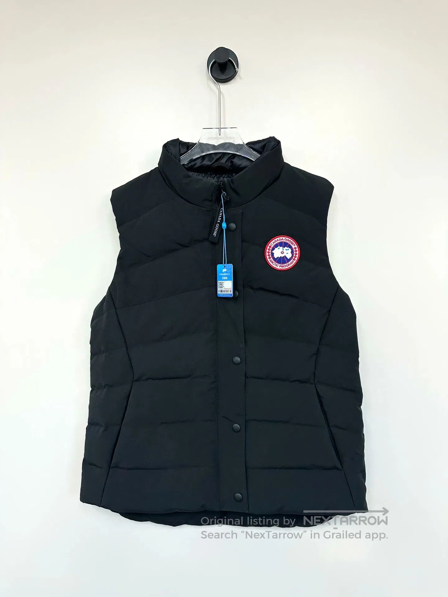 Canada Goose Canada Goose Black down jacket with a logo on the chest| Size US M / EU 48-50 / 2 - 1 Thumbnail