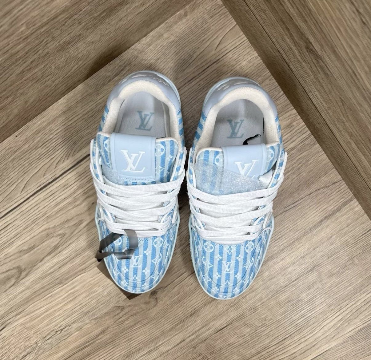 Louis Vuitton Louis Vuitton Trainer White & Blue Monogram Sneaker J41 Size US 6 / IT 36 - 3 Thumbnail
