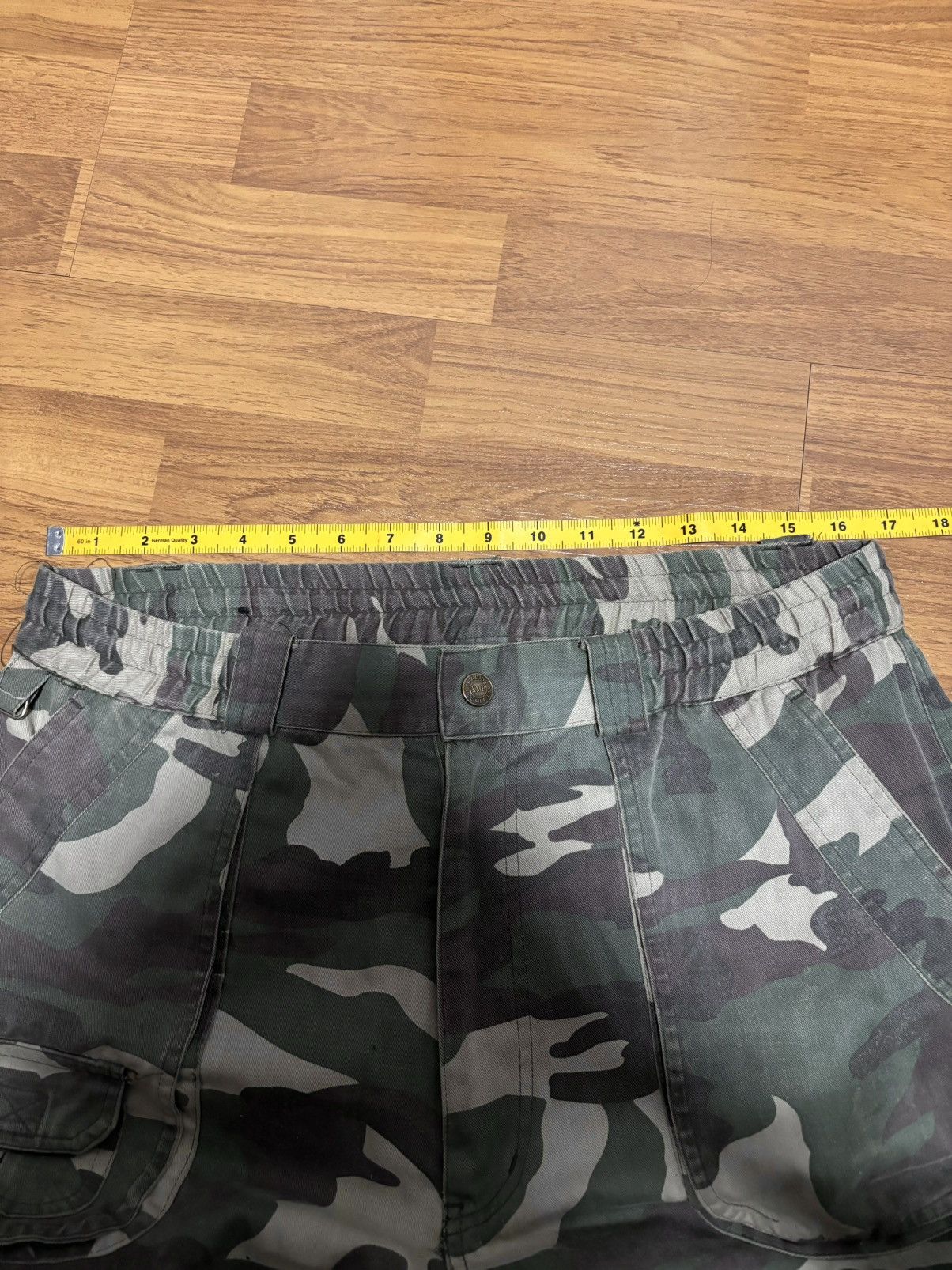 Vintage Faded Military Camo Cargo Shorts Size US 33 - 13 Thumbnail