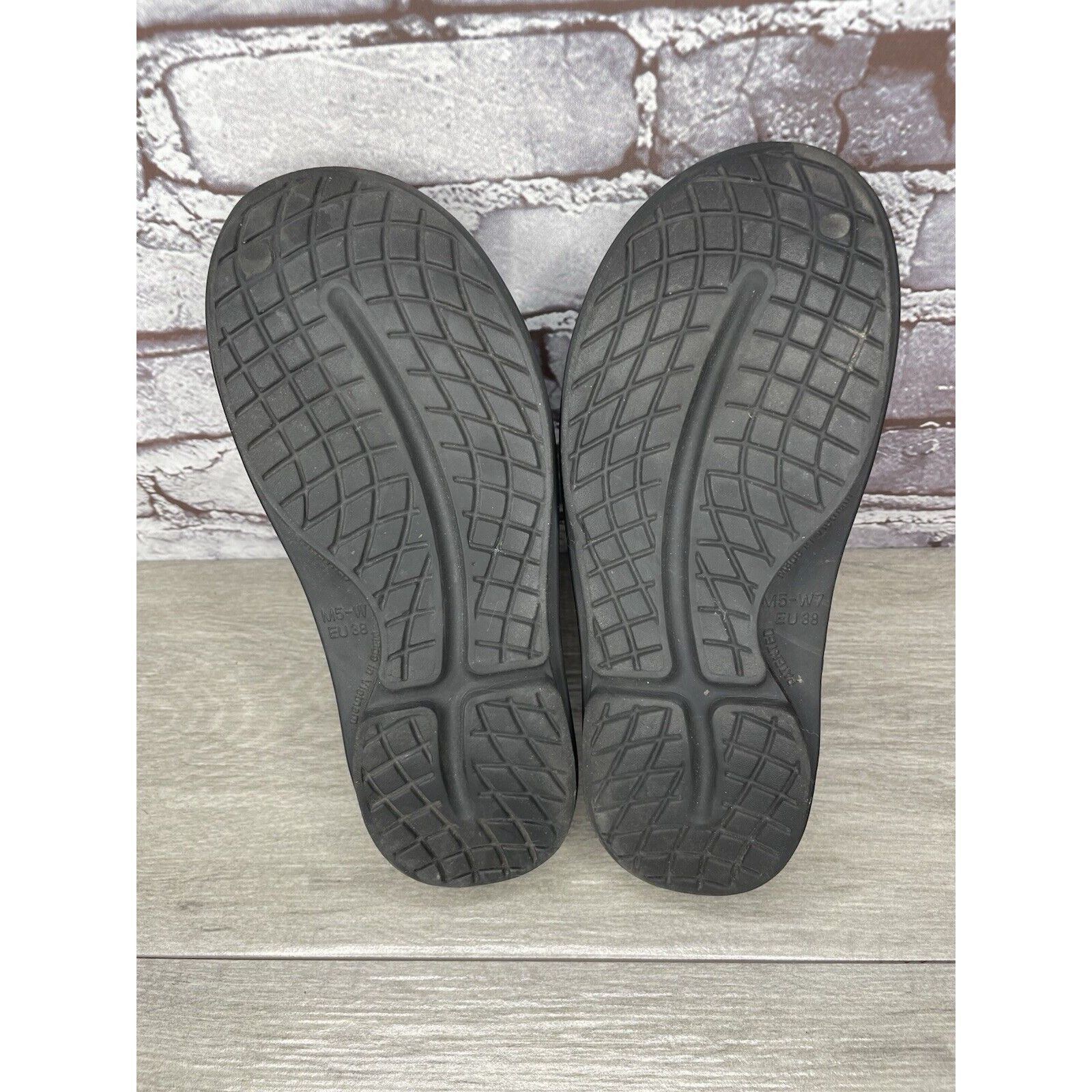 Other Oofos Oocloog Recovery Black Rubber Mules Slides Sandals Wom Size US 7 / IT 37 - 6 Thumbnail