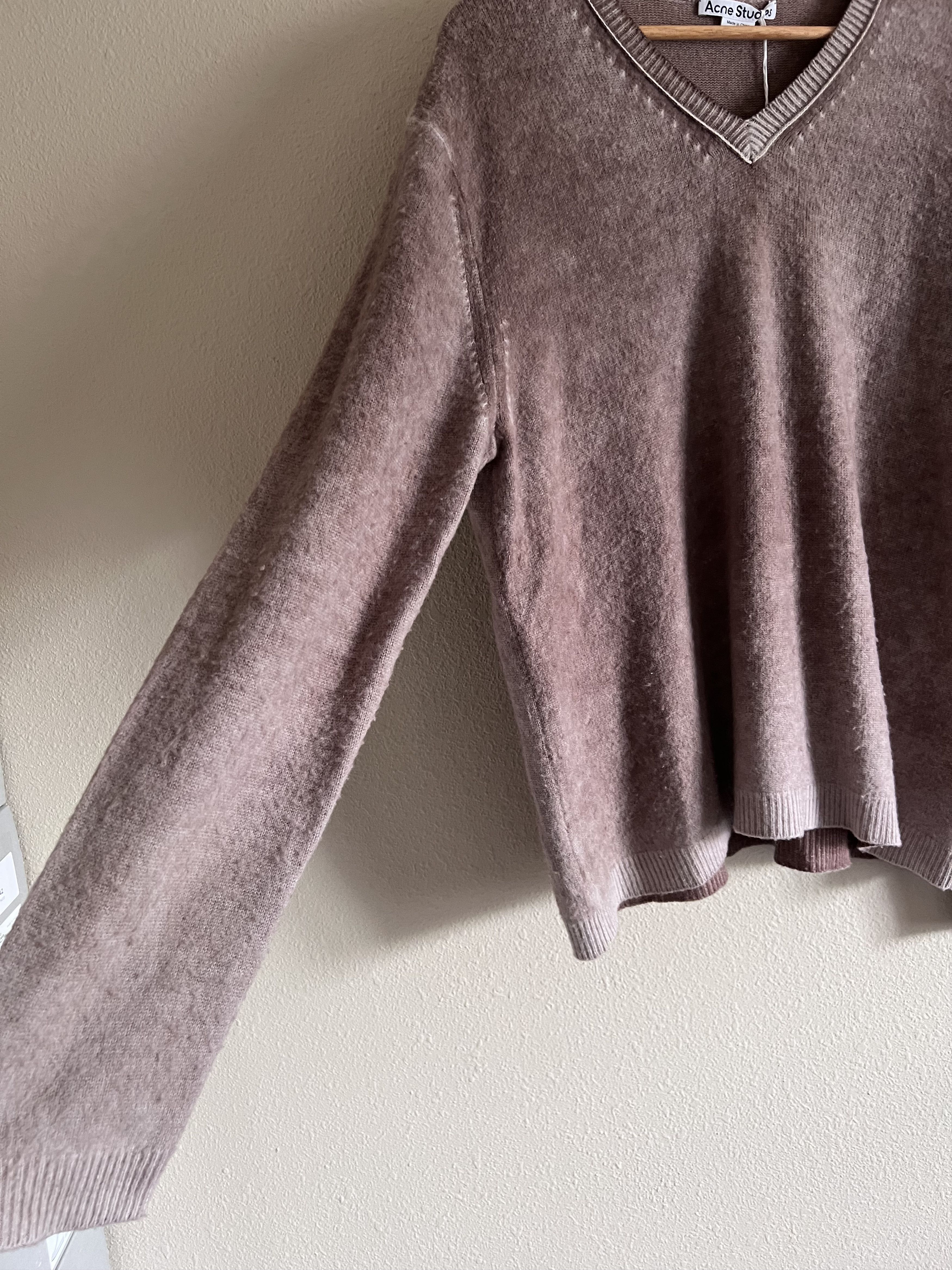 Acne Studios Acne Studios Cashmere V-Neck Knit Sweater in Antique Brown Size US S / EU 44-46 / 1 - 4 Thumbnail