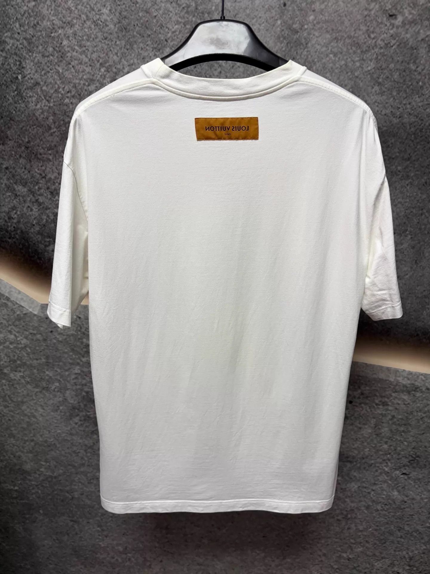 Louis Vuitton LV flame logo short sleeve white L Italian tee Size US L / EU 52-54 / 3 - 2 Thumbnail